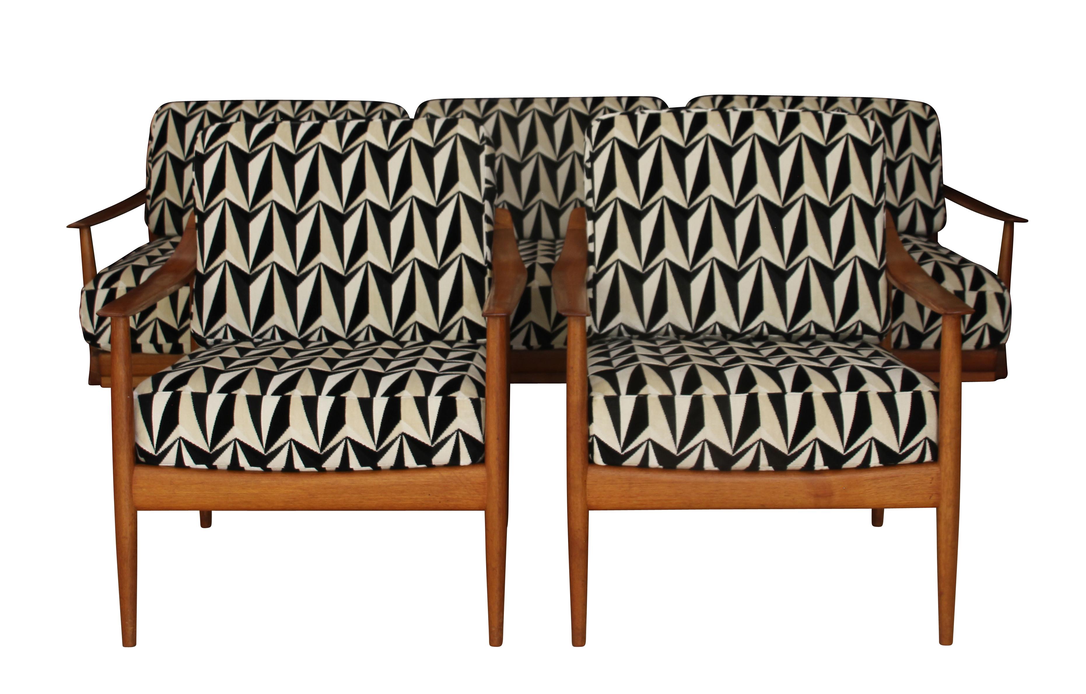 Mid-Century seating group by Knoll, teak wood, Reupholstery, Germany, 1950s

Wonderful eye-catching Mid-Century Modern seating Group by Walter Knoll. 

The group consists of two armchairs and one bench/sofa. Being built in the 1950s in Germany, this