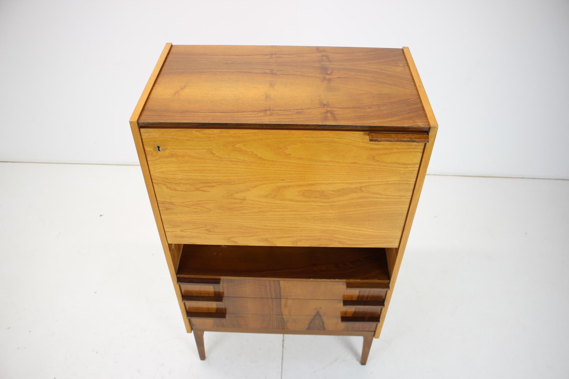 Raro secretaire/armadio della metà del secolo scorso, realizzato da František Mezulánik per UP Závody, negli anni '60.
Realizzato in Wood.
Pulito, applicato olio ravvivante, presenta segni dell'età, nel complesso in ottimo stato.
