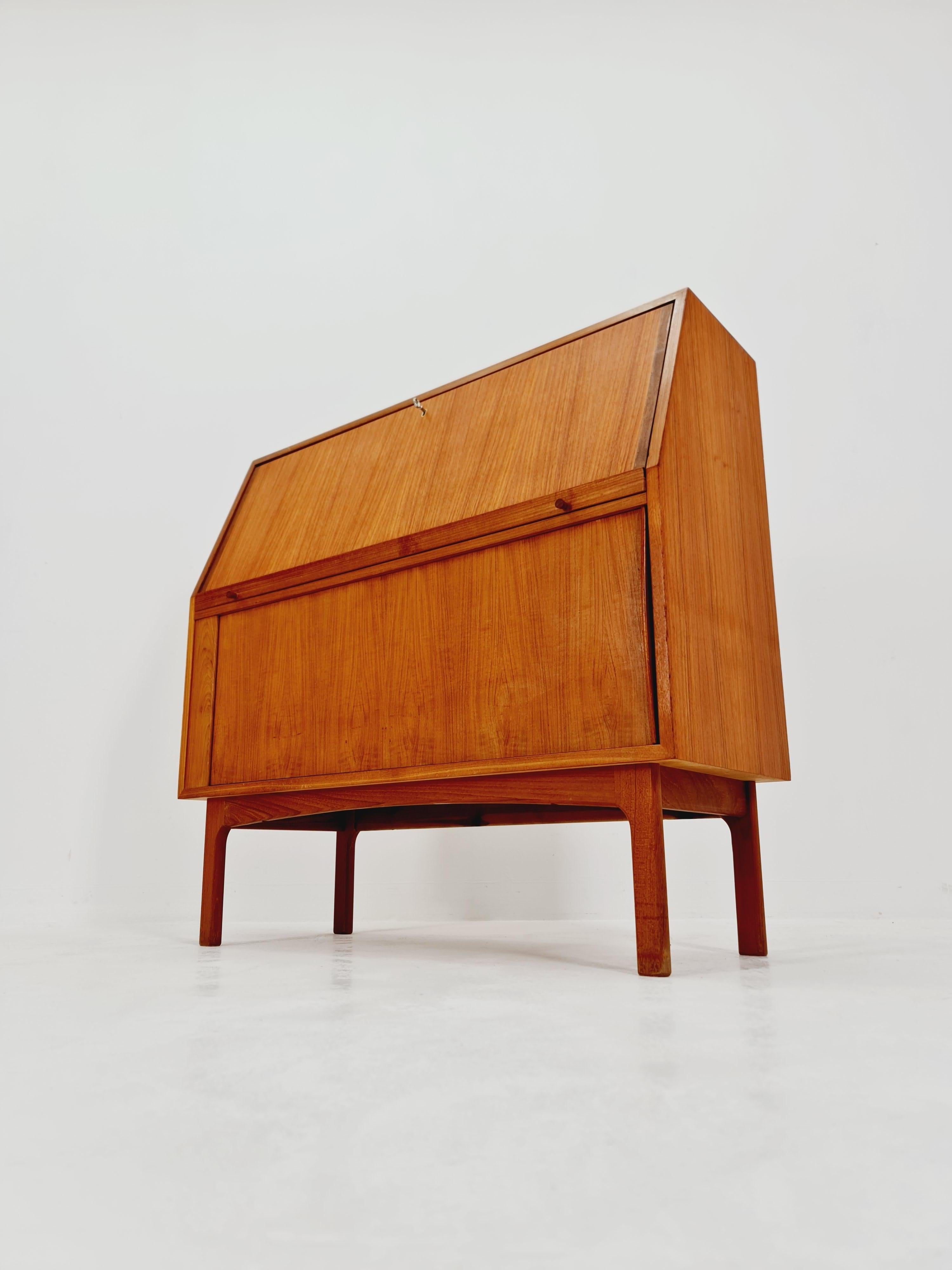 Scrivania di metà secolo in teak di Bernhard Pedersen & Son , Danimarca, anni '60 in vendita 4