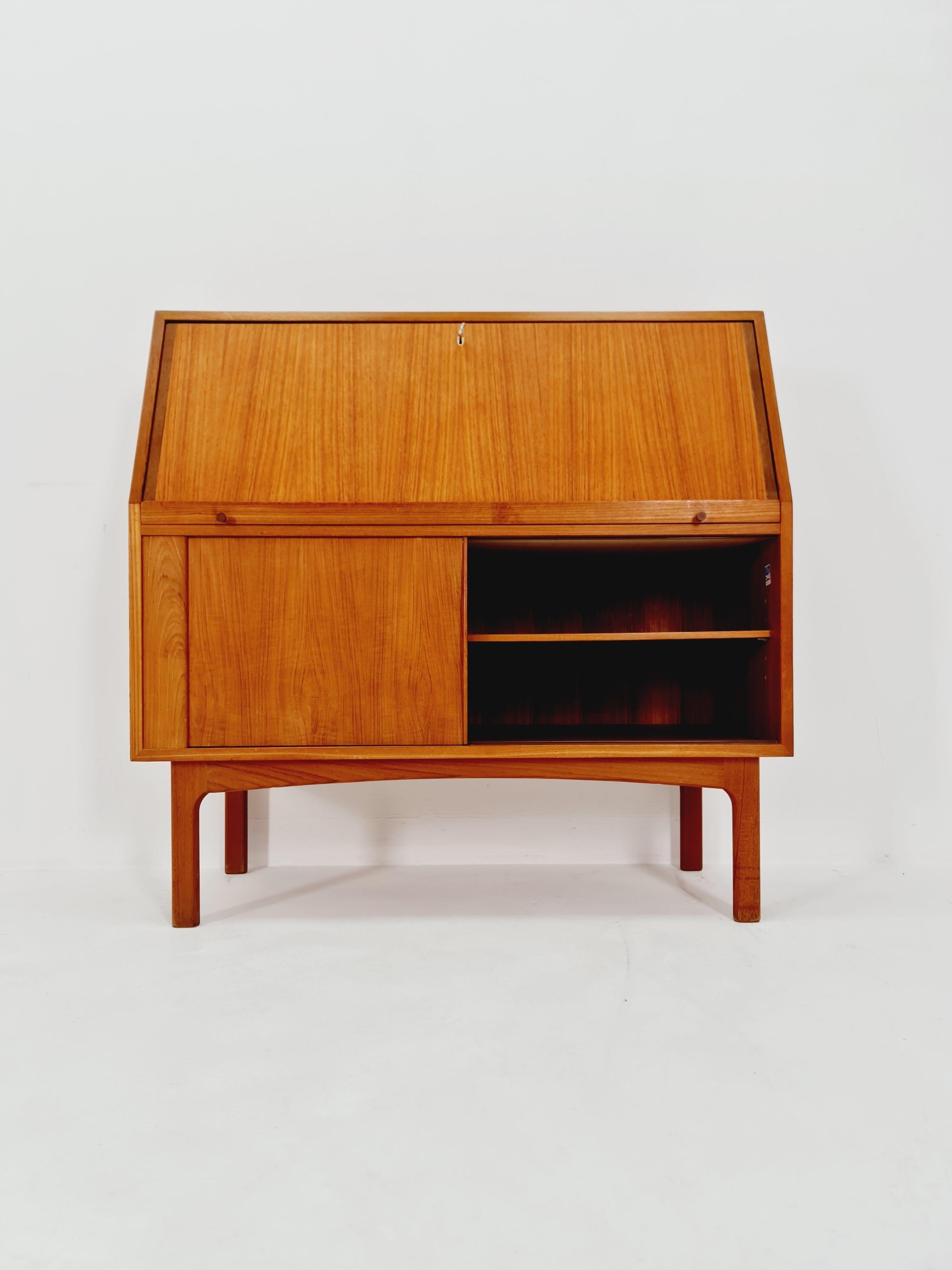 Scrivania di metà secolo in teak di Bernhard Pedersen & Son , Danimarca, anni '60

Dimensioni: 

Larghezza: 106  cm
Profondità: 44  cm
Altezza:  103 cm

È in buone condizioni d'epoca, tuttavia, come per tutti gli articoli d'epoca, è lecito