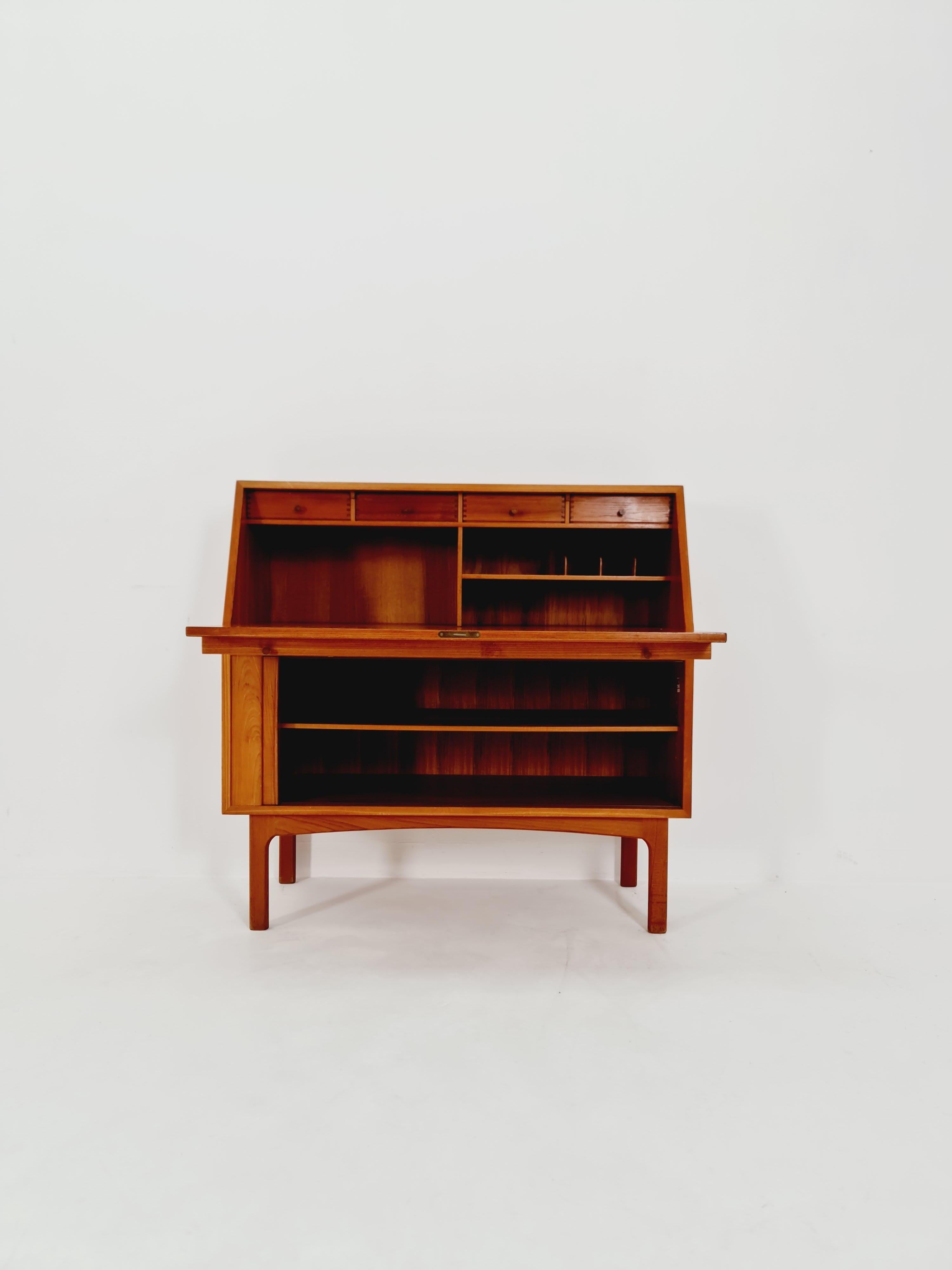 Danese Scrivania di metà secolo in teak di Bernhard Pedersen & Son , Danimarca, anni '60 in vendita