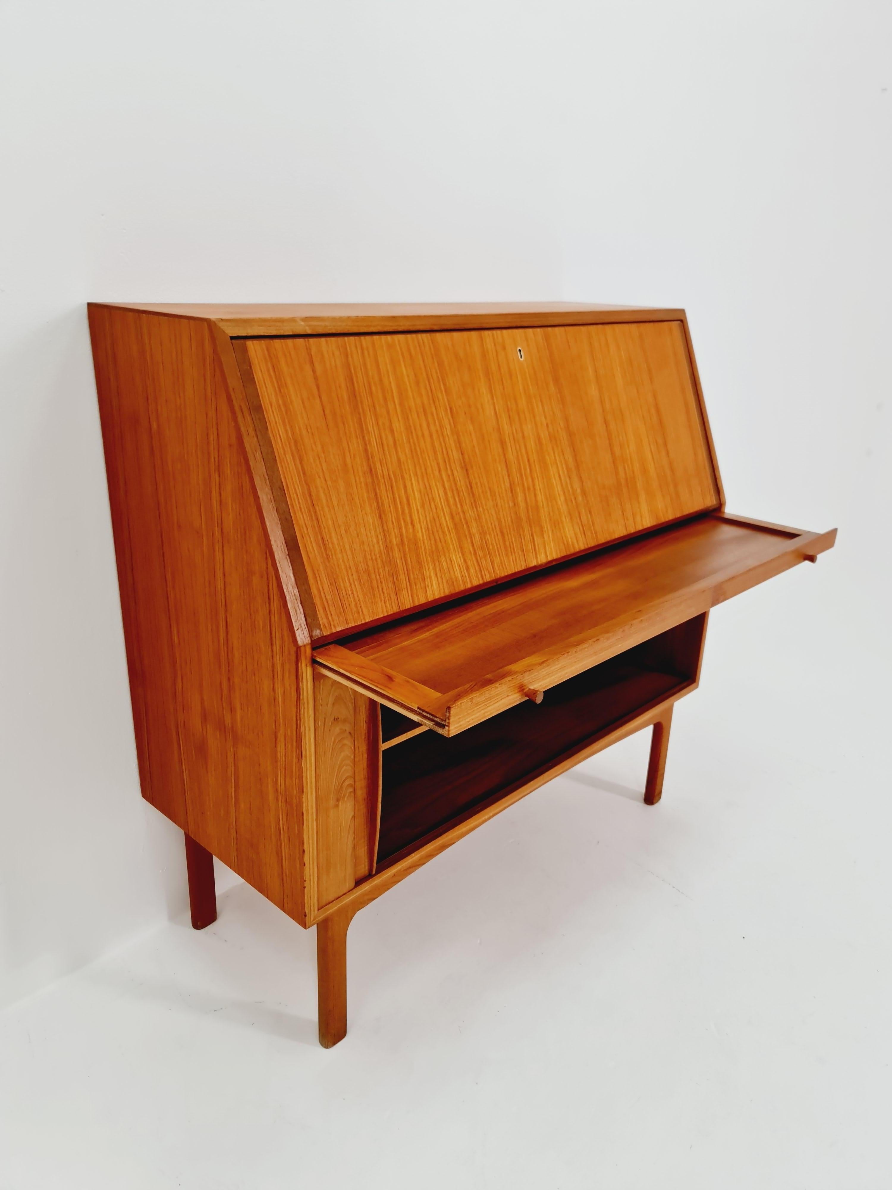 Teak Scrivania di metà secolo in teak di Bernhard Pedersen & Son , Danimarca, anni '60 in vendita