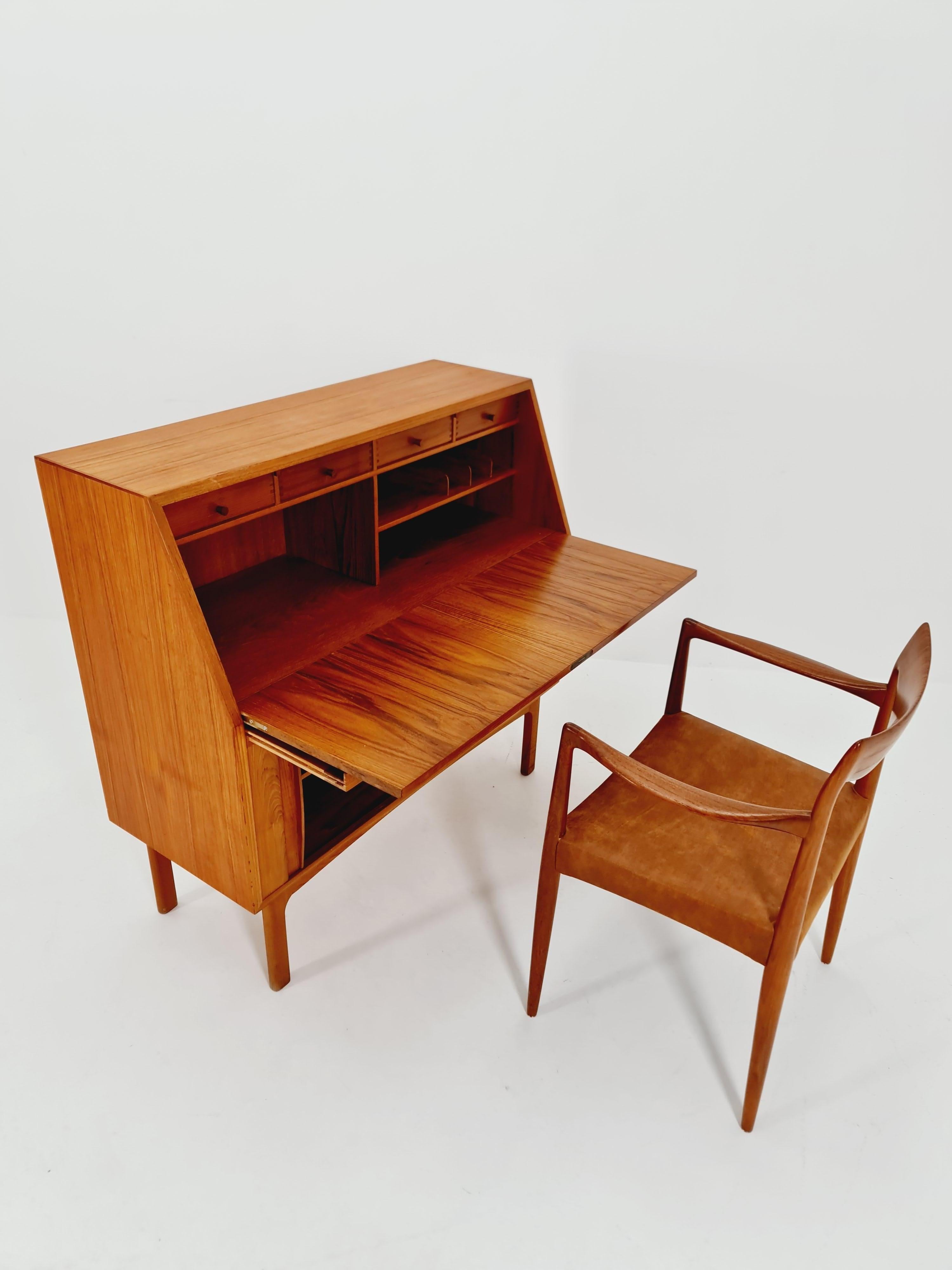 Scrivania di metà secolo in teak di Bernhard Pedersen & Son , Danimarca, anni '60 in vendita 2