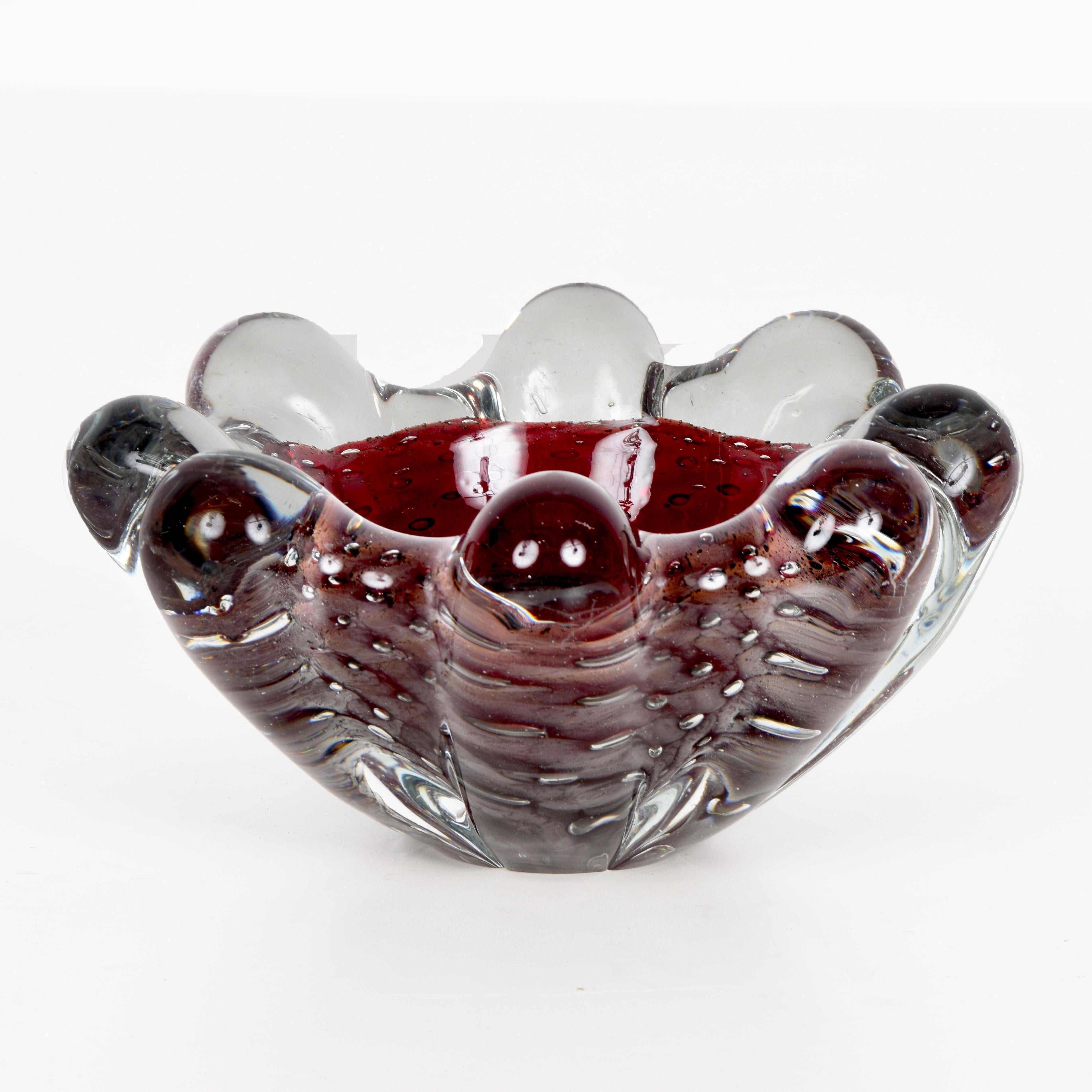Amazing midcentury crystal and purple air-bubbled glass bowl. This wonderful item was designed in Murano, Italy, by Seguso Vetri d'Arte during 1950s.

This blown glass bowls from Seguso is truly a delight with its purple colour and richness of