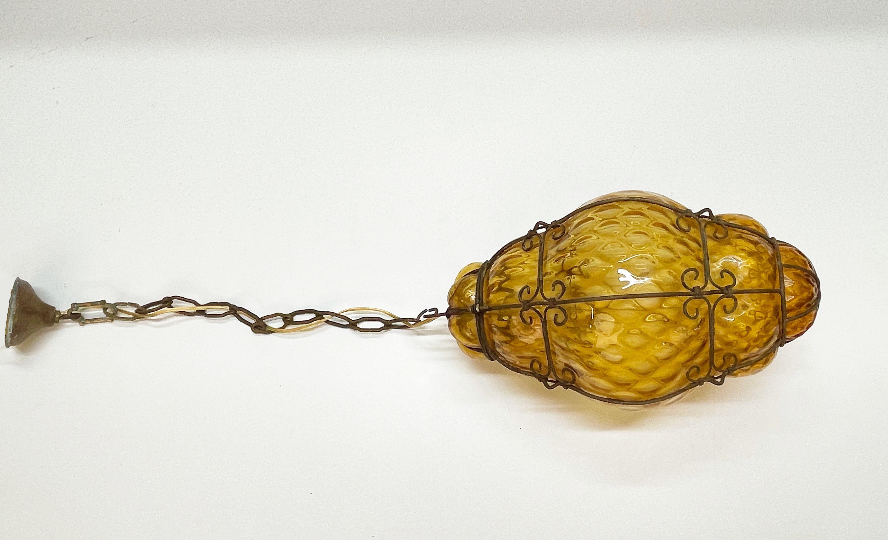 Beautiful Murano glass bubble chandelier with amber glass cage. The glass is hand-blown with an amber shade and was created by Giorgio Seguso in the 1940s in Italy.

This Murano glass bubble cage pendant with an oriental style and 
