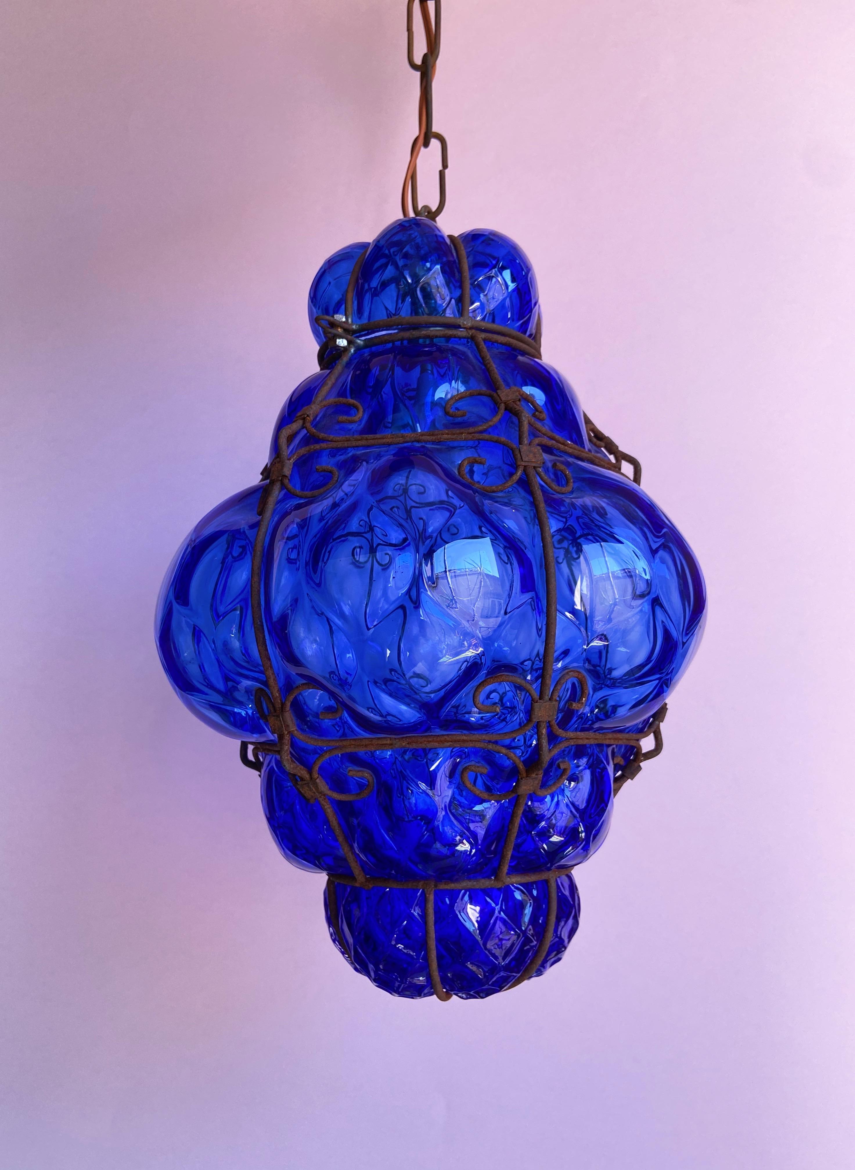 Venetian wire cage lantern by Seguso. Rare in cobalt blue color.
Can be used indoor or outdoor.
Single E14 light bulb

Details
Creator: Seguso, Murano
Dimensions: Height 30 cm Diameter: 20 cm
Materials and Techniques: Metal, Glass
Place of