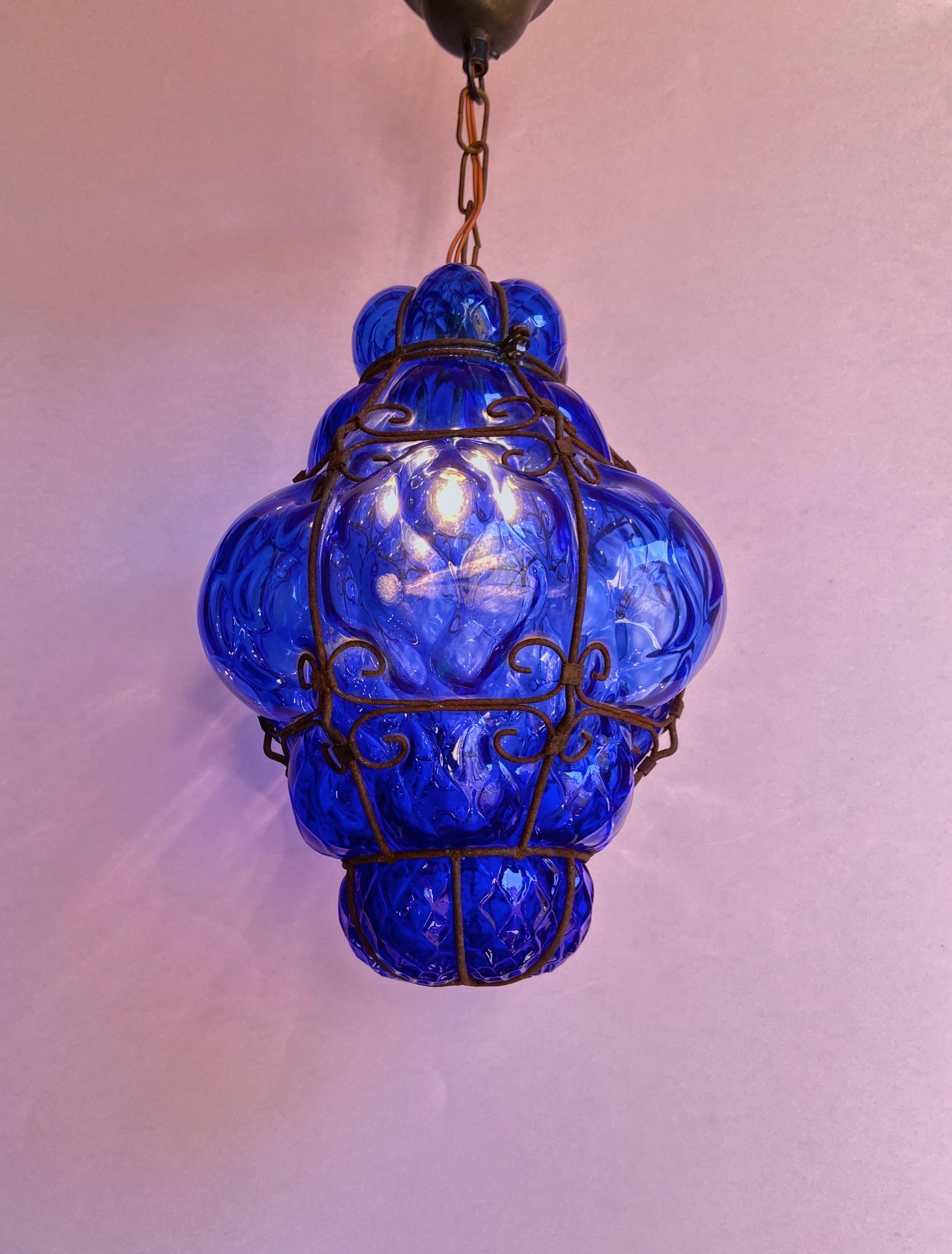 Midcentury Seguso Murano Cobalt Blue Blown Detailed Lantern Chandelier In Good Condition For Sale In Palermo, PA