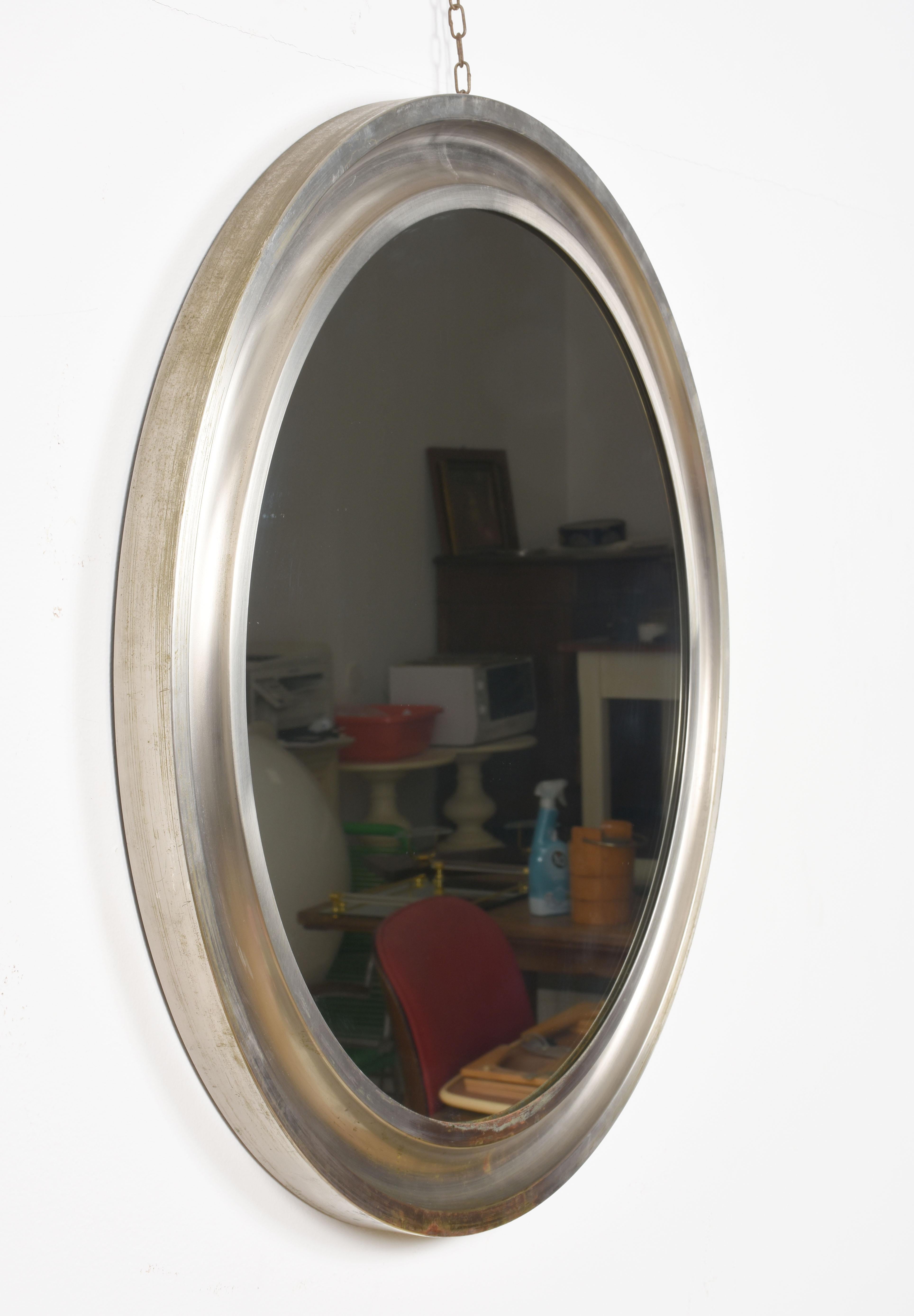 Sergio Mazza midcentury wall mirror in aluminum and metal for Artemide, produced in Italy during 1960s.

This astonishing piece has a wonderful aluminum and metal round frame. The condition is excellent as the original patina gave value and