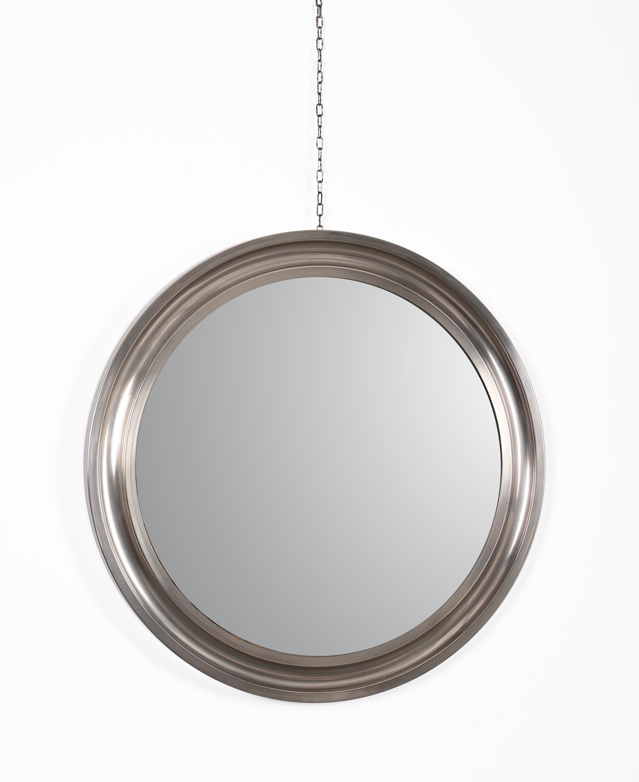 Beautiful midcentury rounded wall mirror in steel designed by Sergio Mazza and produced by Artemide in Italy in the 1960s.

This astonishing piece has a wonderful steel round frame. The condition is excellent as the light original patina gave