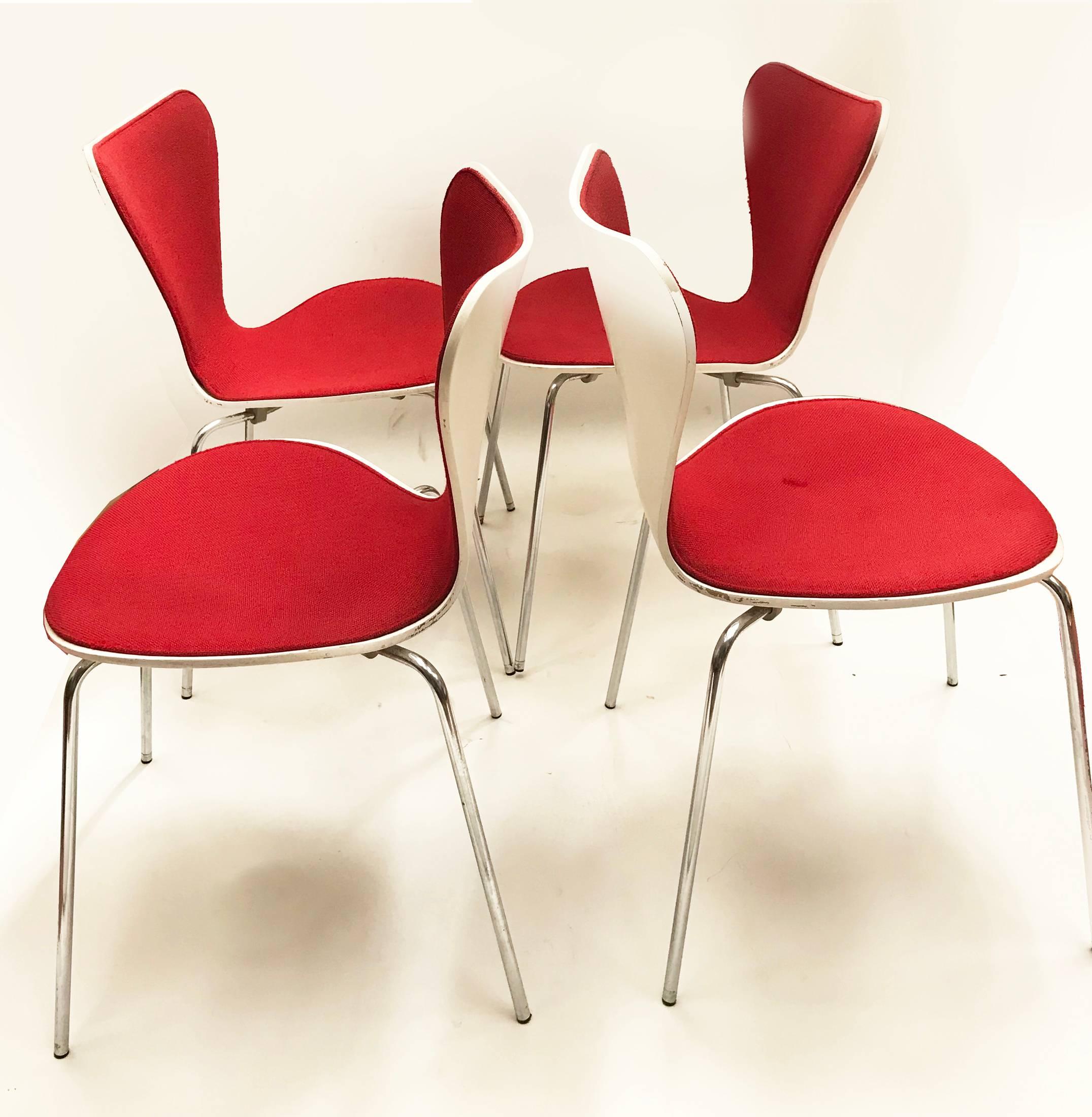 Set of four series 7 chairs that are front upholstered in red original fabric (hallindal by Kvadrat) and white lacquered rear side.
Bearing in mind these chairs are around 50 years old they are in pretty good conditions. The fabric has been