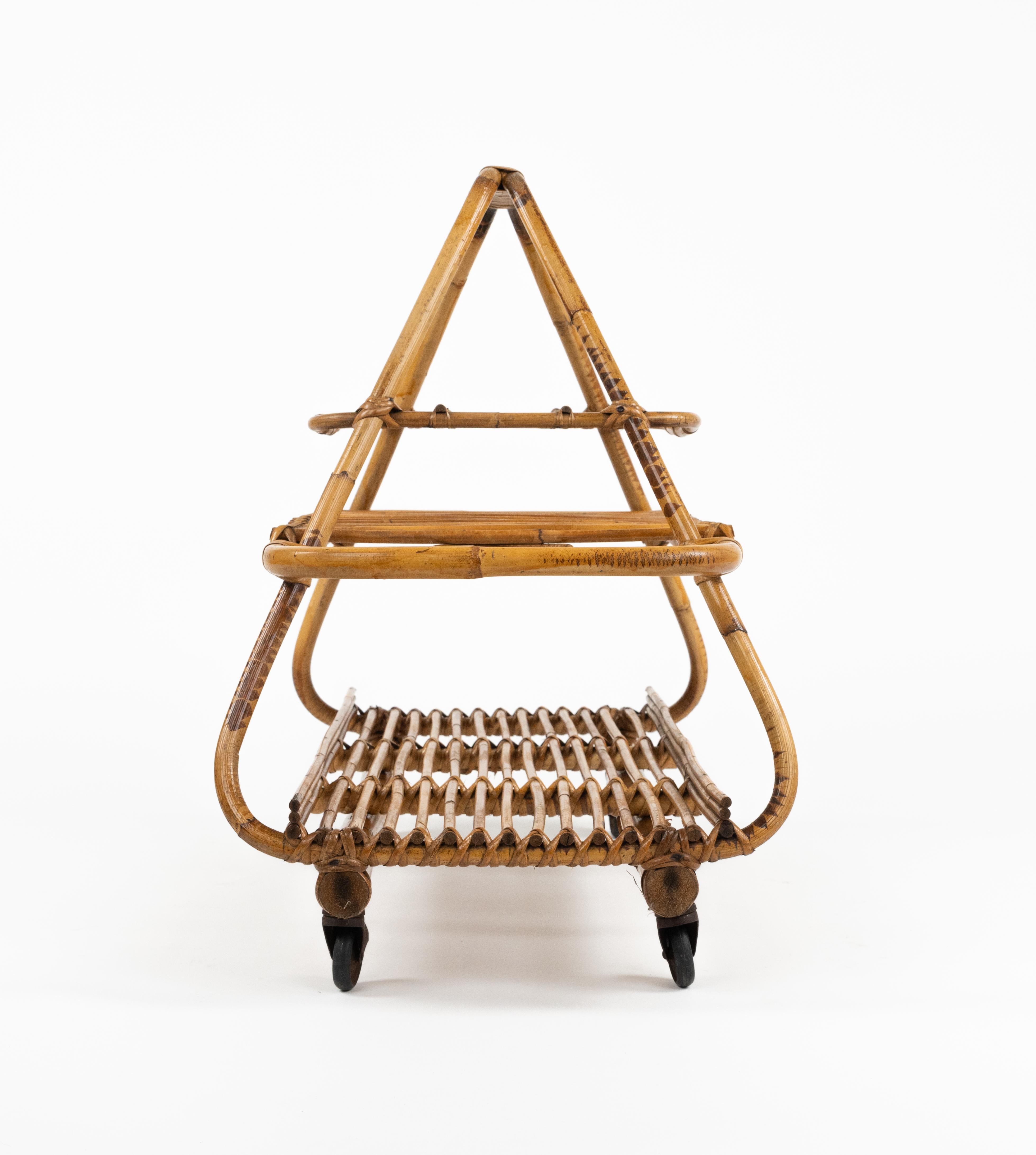 Chariot de bar de service du milieu du siècle avec porte-bouteilles en rotin et bambou, Italie, années 1960 en vente 6