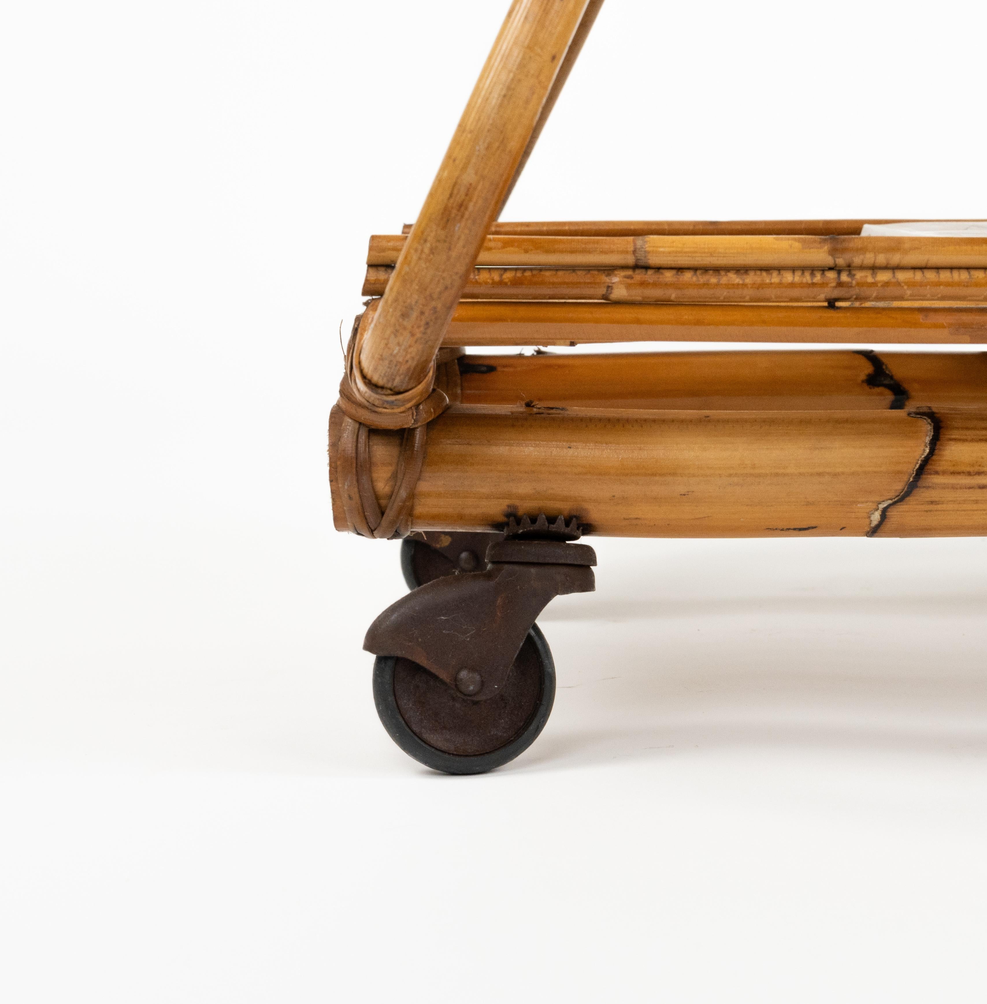 Chariot de bar de service du milieu du siècle avec porte-bouteilles en rotin et bambou, Italie, années 1960 en vente 7