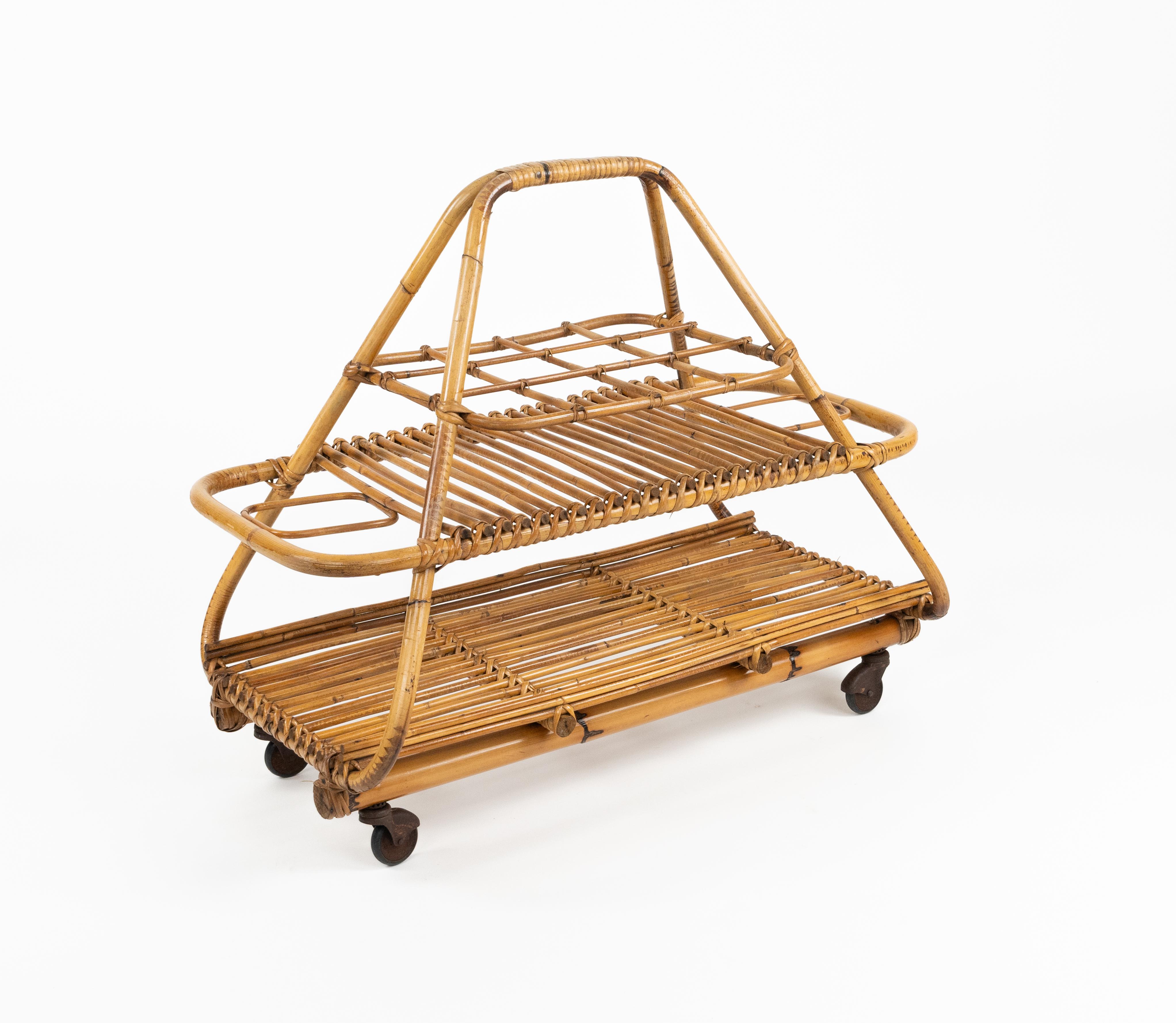 Mid-Century Modern Chariot de bar de service du milieu du siècle avec porte-bouteilles en rotin et bambou, Italie, années 1960 en vente