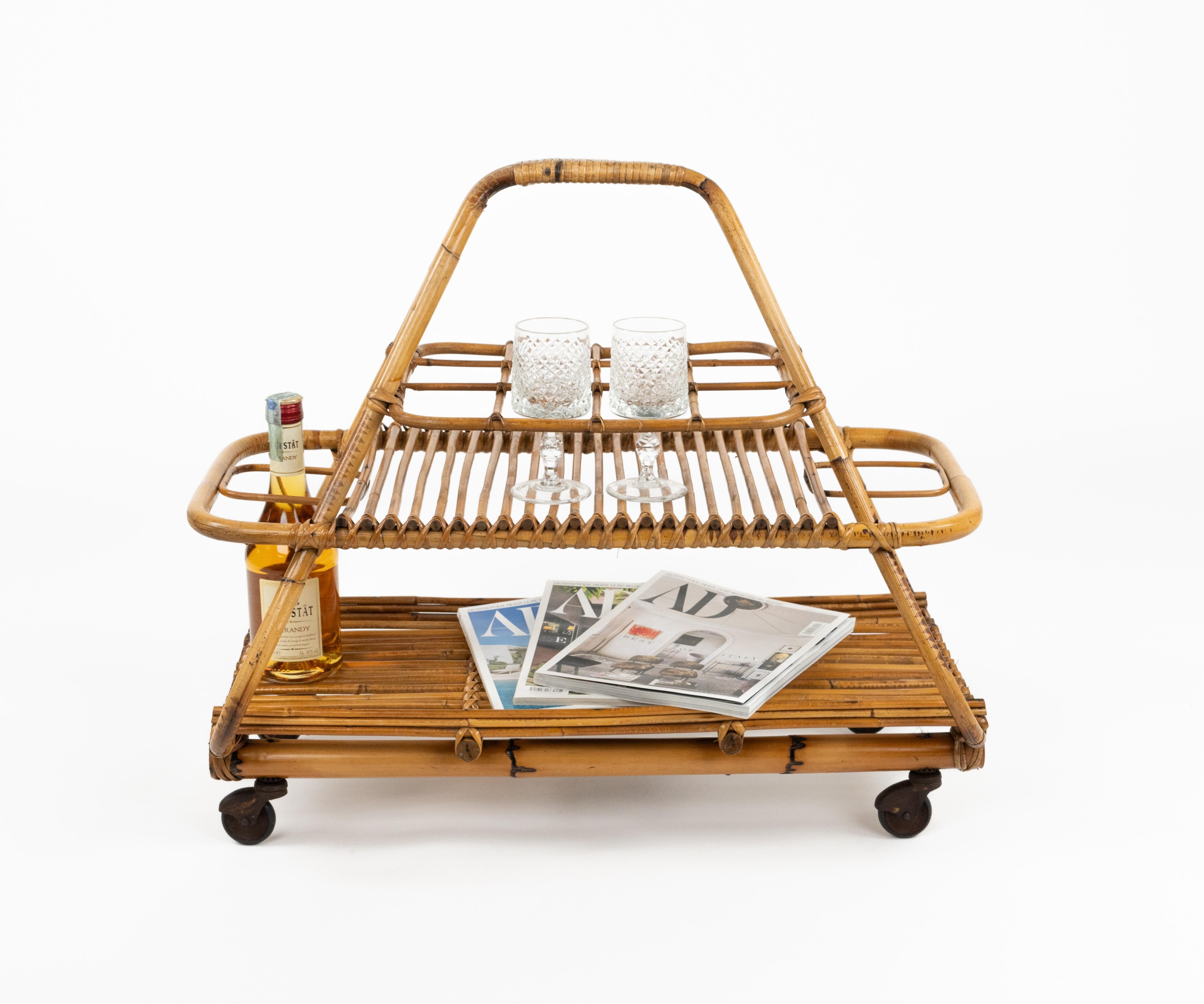 Chariot de bar de service du milieu du siècle avec porte-bouteilles en rotin et bambou, Italie, années 1960 Bon état - En vente à Rome, IT