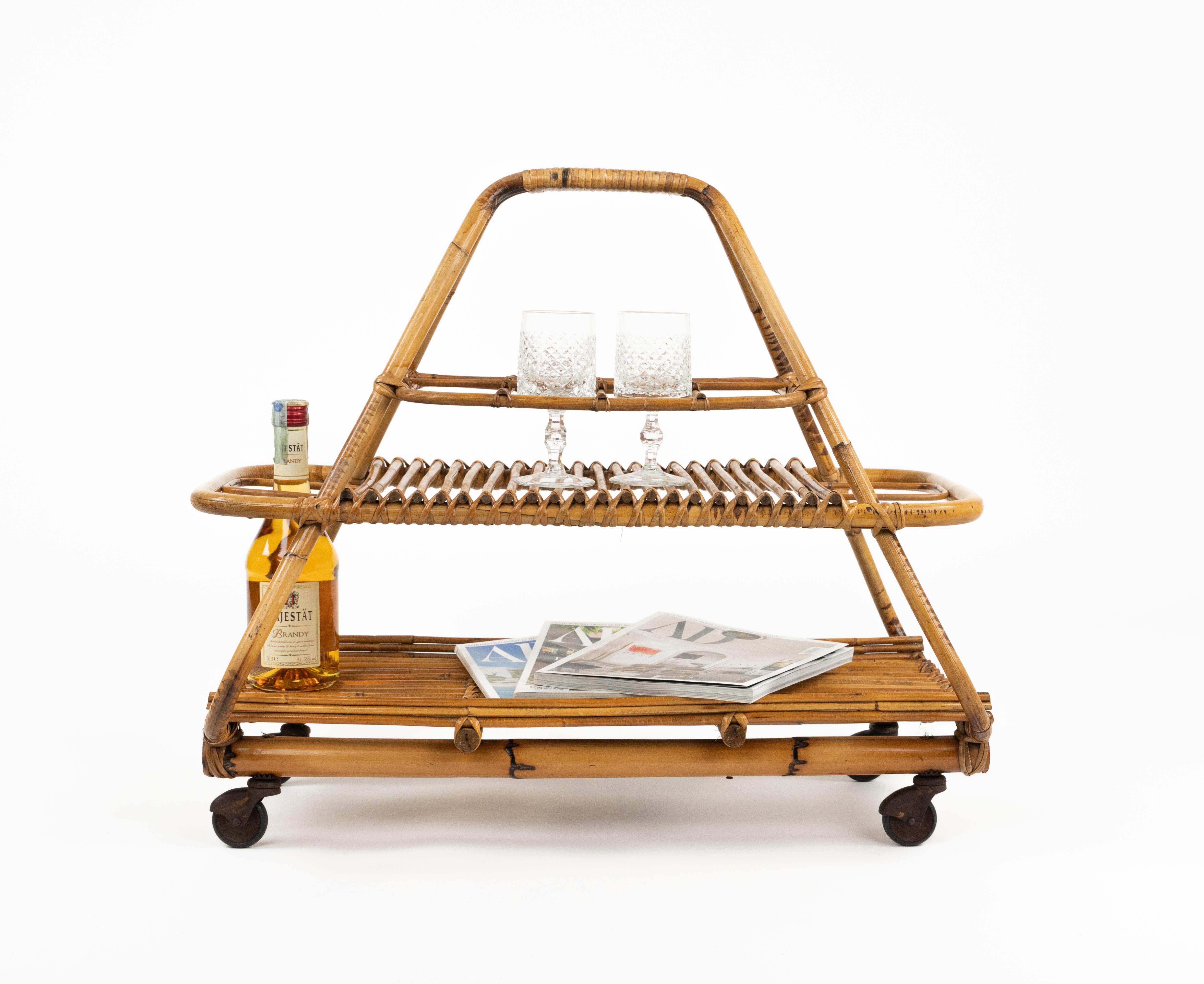 Milieu du XXe siècle Chariot de bar de service du milieu du siècle avec porte-bouteilles en rotin et bambou, Italie, années 1960 en vente