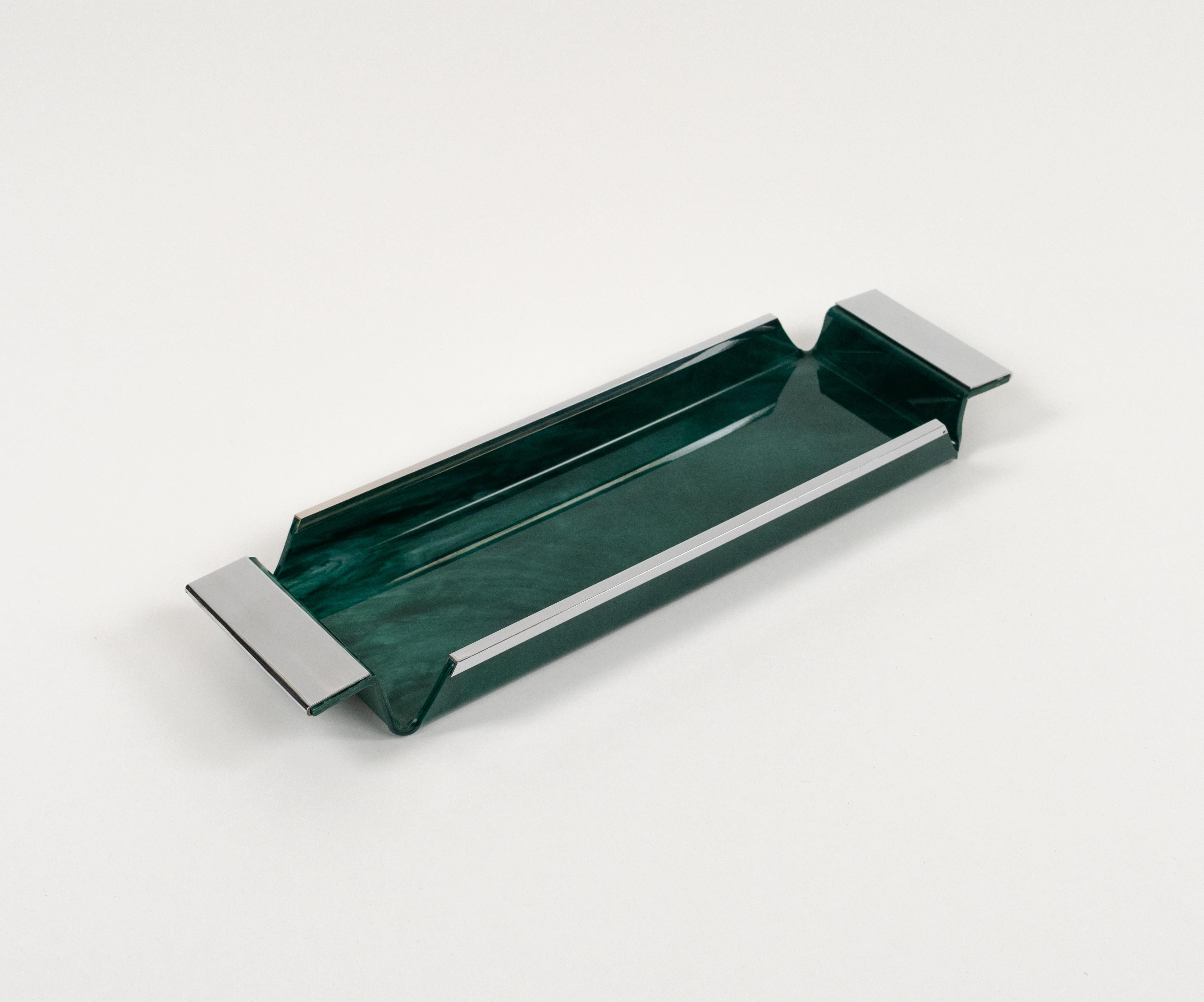 Sorprendente bandeja rectangular para servir de mediados de siglo en acrílico efecto mármol verde y cromo, de Janetti de Roma, Florencia, Italia.

Fabricado en Italia en la década de 1970.

La etiqueta original sigue pegada, como se muestra en las