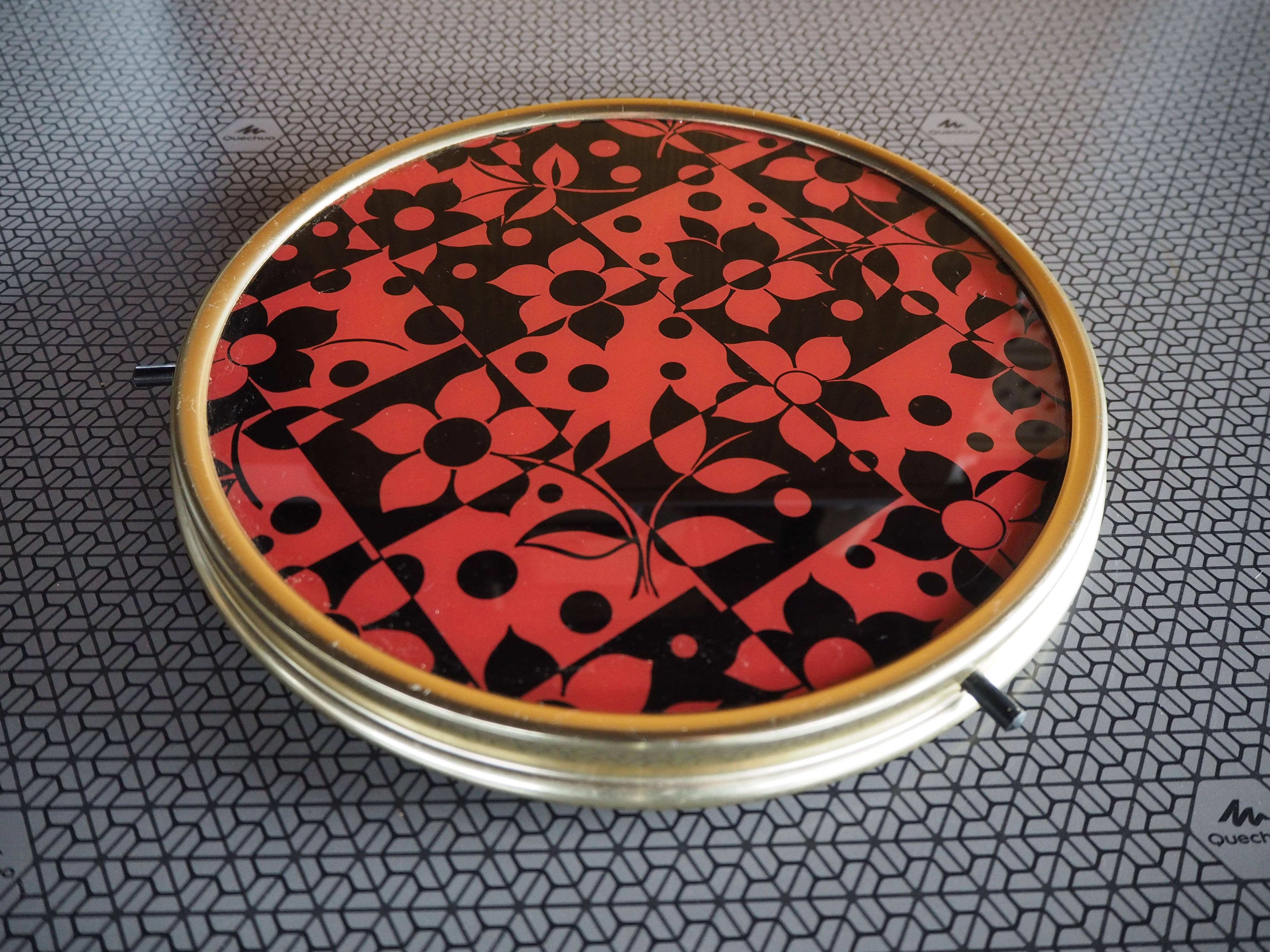 Guter Originalzustand
Hergestellt aus Holz, Glas und Chrom
Sein Drehgelenk

