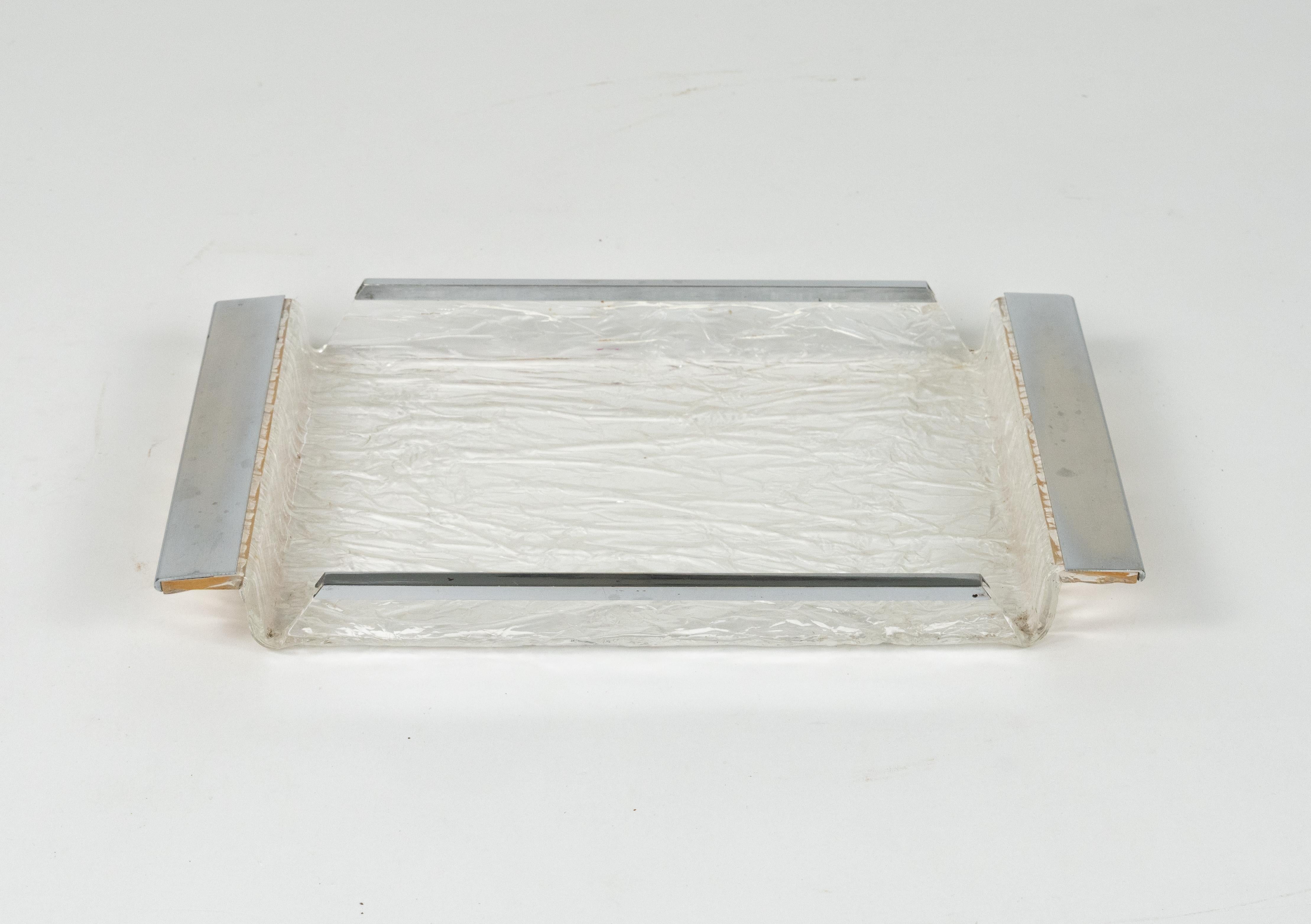 Erstaunliches rechteckiges Serviertablett aus Luciteis und Chrom im Stil von Willy Rizzo aus der Mitte des Jahrhunderts.  

Hergestellt in Italien in den 1970er Jahren.

