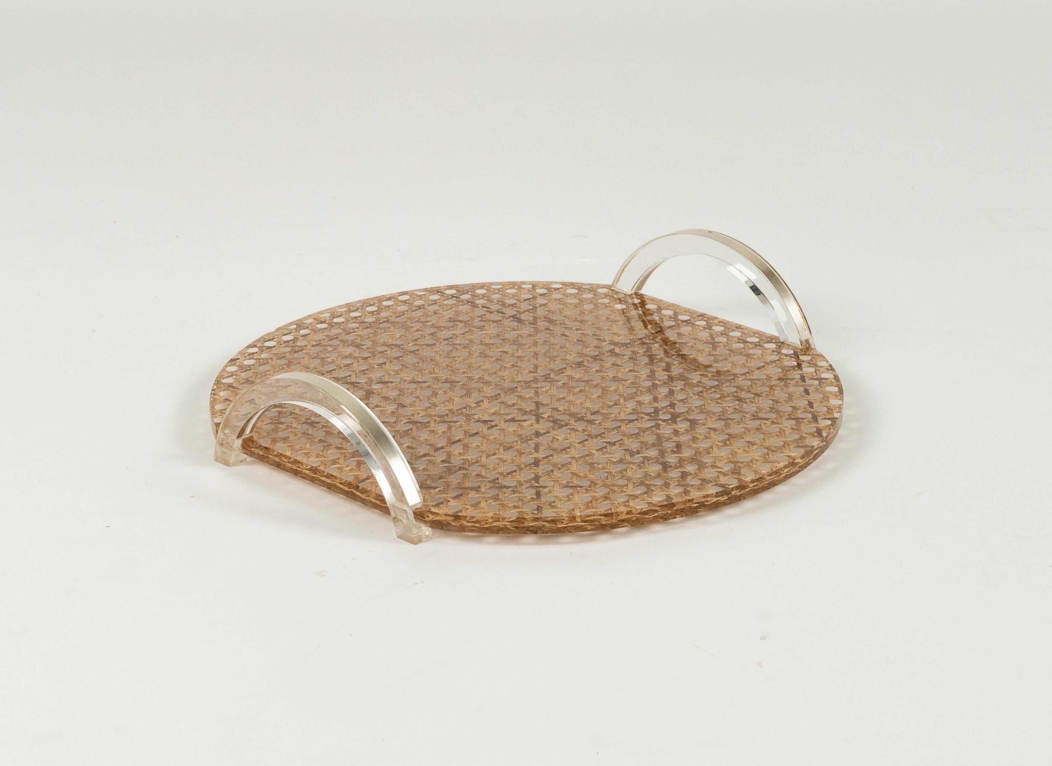 Schönes Serviertablett aus der Mitte des Jahrhunderts mit Griffen aus Lucite, Weide und silbernem Metall im Stil von Christian Dior Home.   

Hergestellt in Italien in den 1970er Jahren.   

Ein tolles Accessoire für jede moderne Einrichtung.