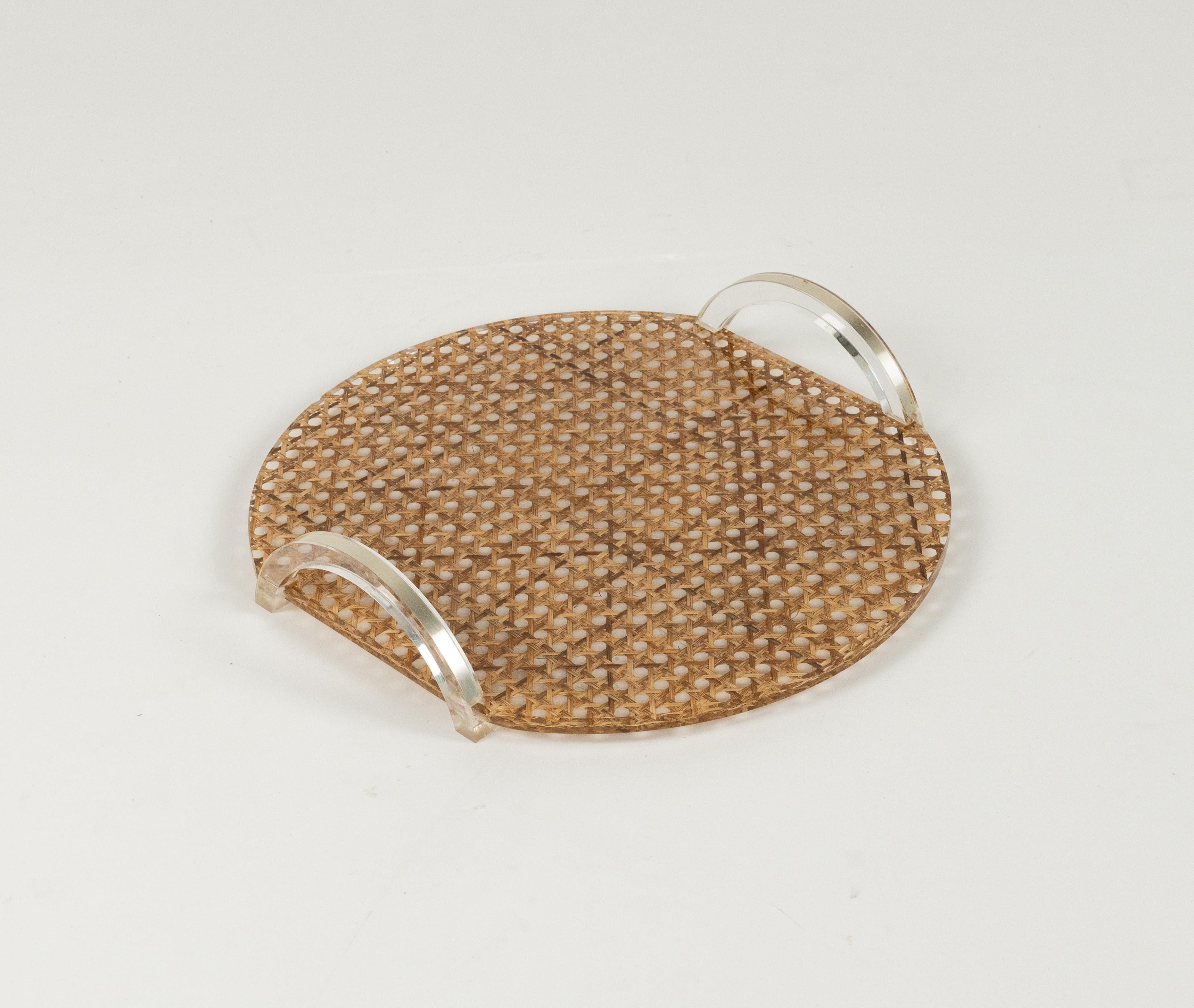 Serviertablett aus Lucite und Korbgeflecht im Stil von Christian Dior, Italien 1970er Jahre (Moderne der Mitte des Jahrhunderts) im Angebot