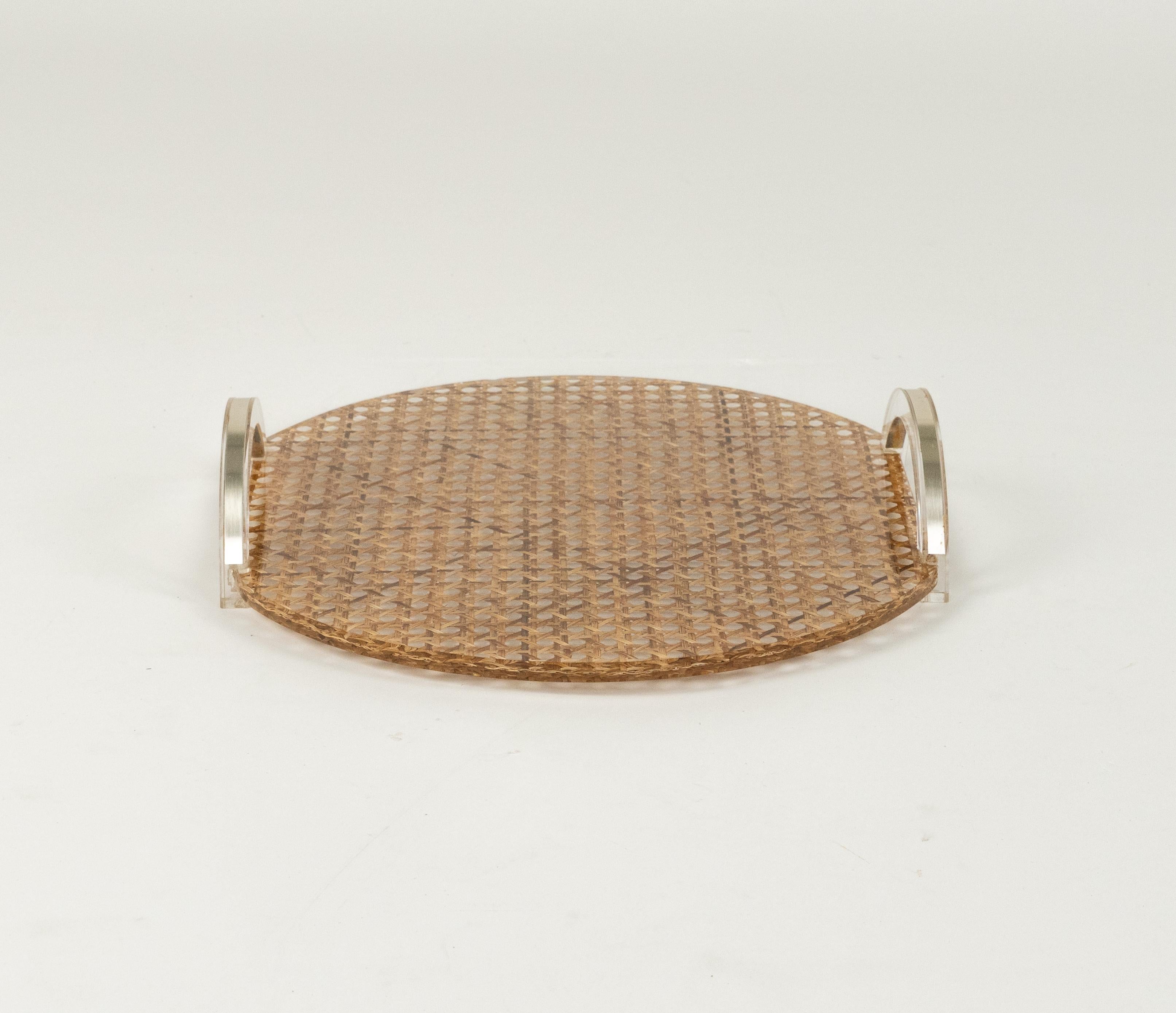 Serviertablett aus Lucite und Korbgeflecht im Stil von Christian Dior, Italien 1970er Jahre (Italienisch) im Angebot