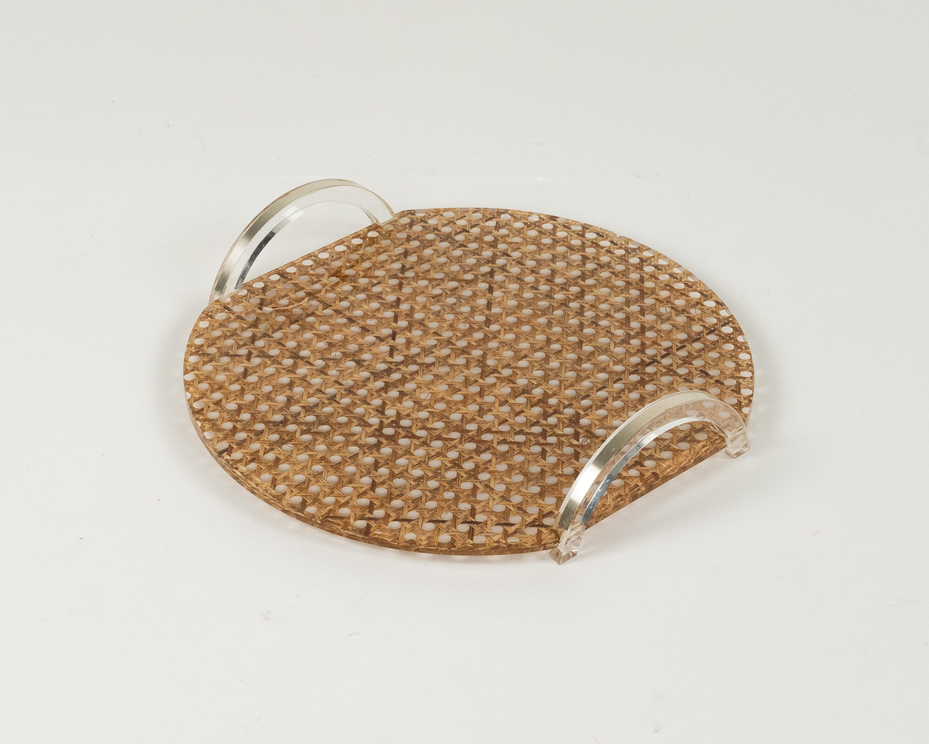 Serviertablett aus Lucite und Korbgeflecht im Stil von Christian Dior, Italien 1970er Jahre im Zustand „Gut“ im Angebot in Rome, IT