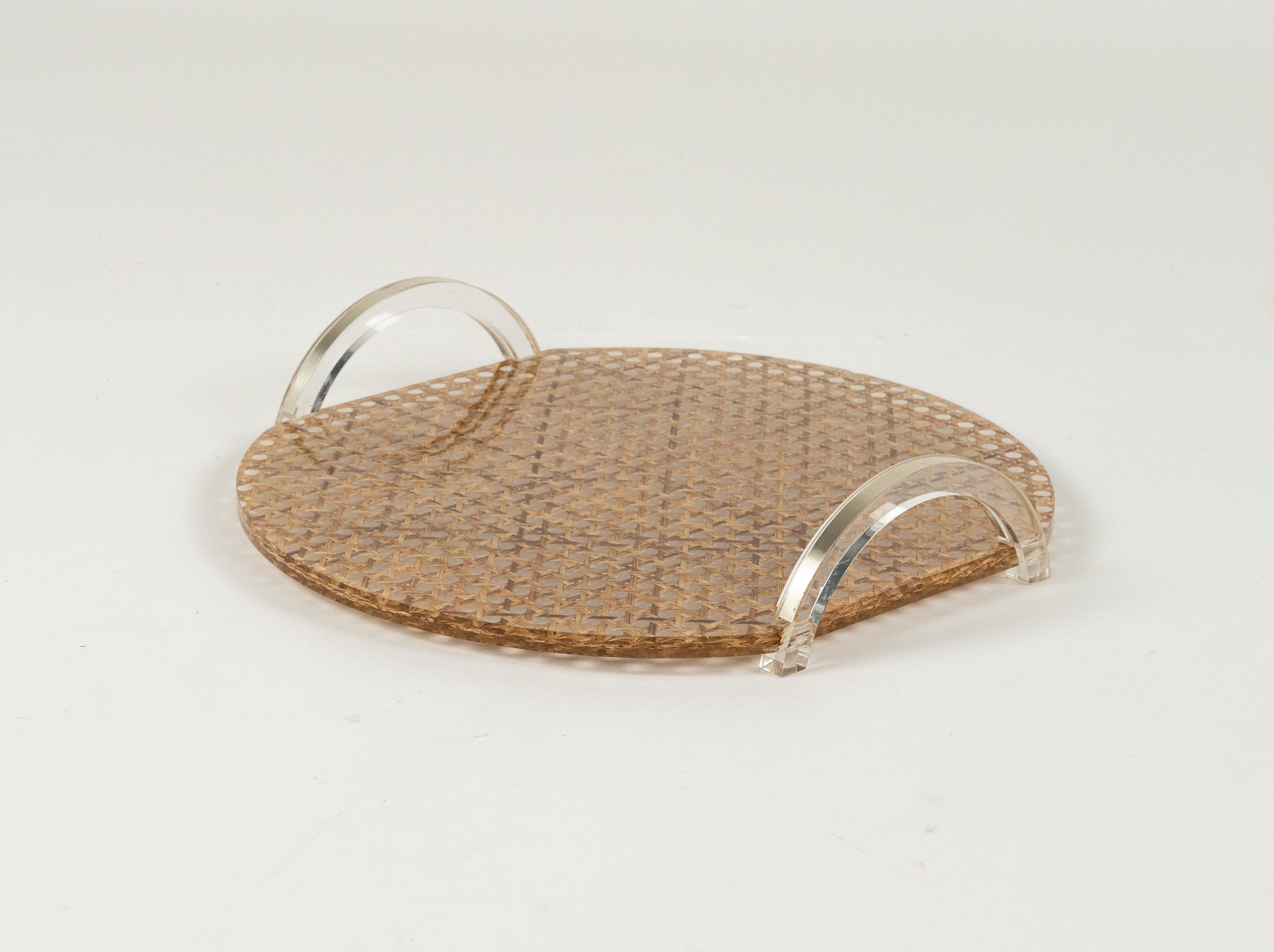 Serviertablett aus Lucite und Korbgeflecht im Stil von Christian Dior, Italien 1970er Jahre (Ende des 20. Jahrhunderts) im Angebot