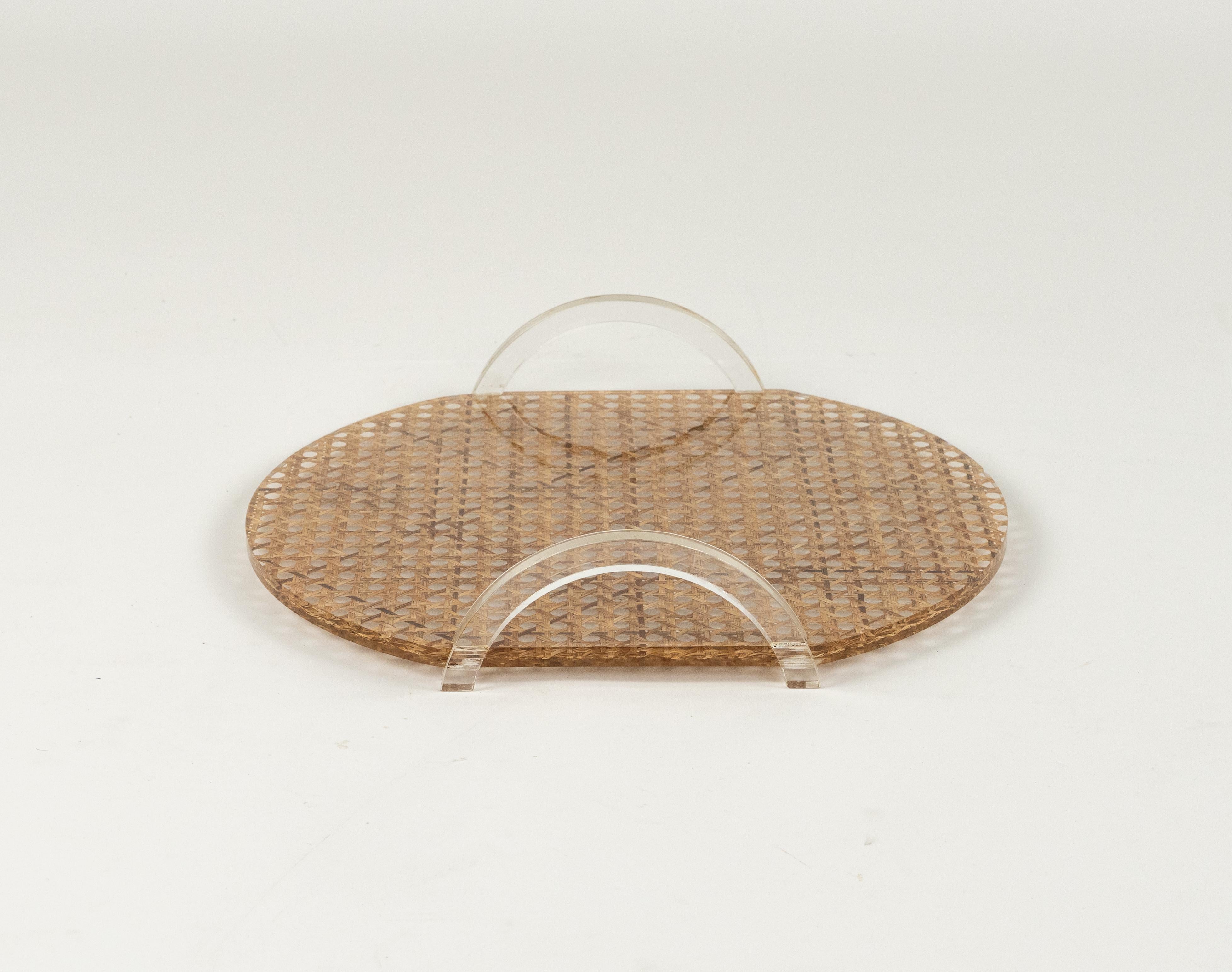 Serviertablett aus Lucite und Korbgeflecht im Stil von Christian Dior, Italien 1970er Jahre (Metall) im Angebot