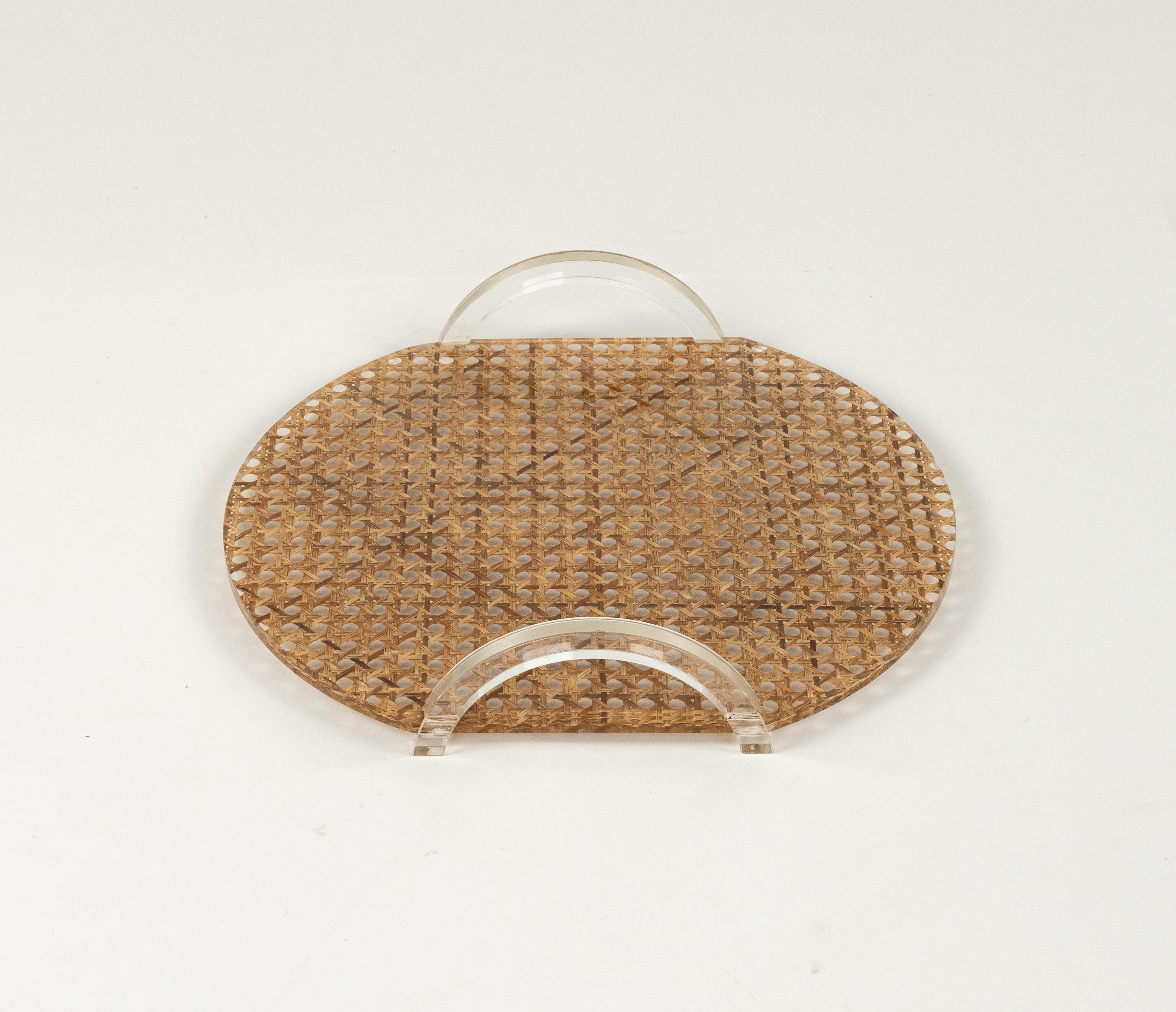 Serviertablett aus Lucite und Korbgeflecht im Stil von Christian Dior, Italien 1970er Jahre im Angebot 1
