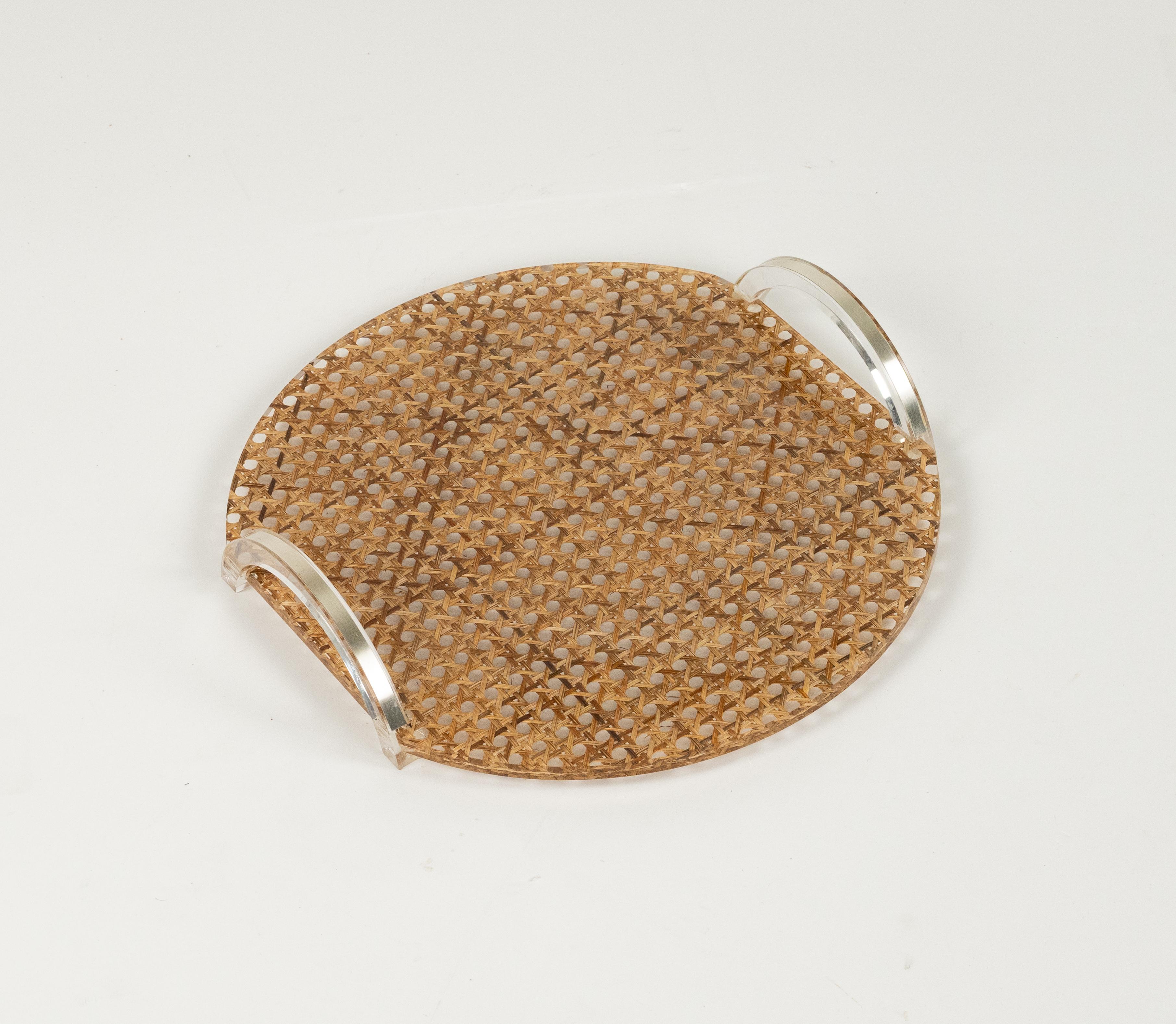 Serviertablett aus Lucite und Korbgeflecht im Stil von Christian Dior, Italien 1970er Jahre im Angebot 2