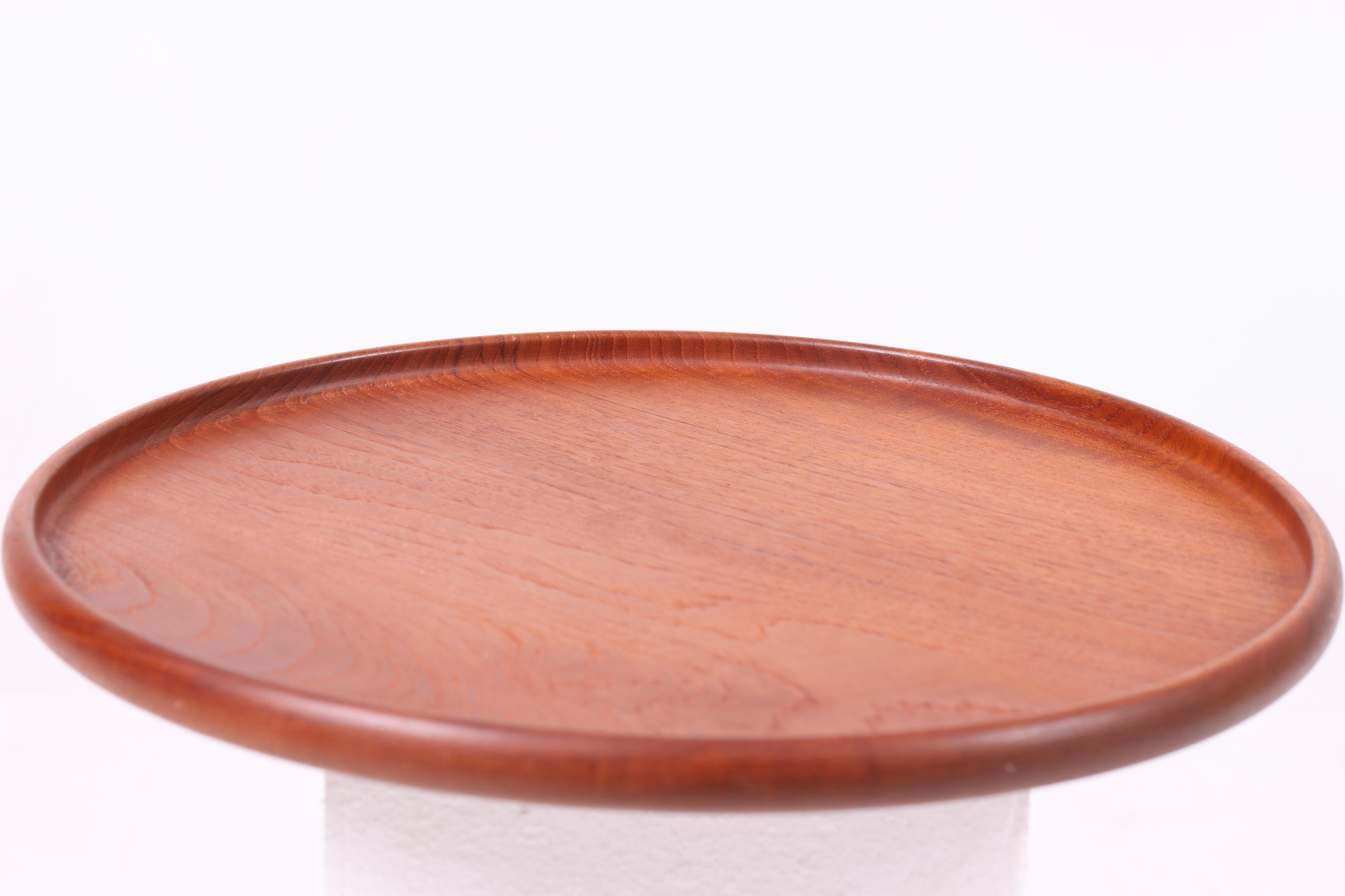 Bandeja de servicio de teca maciza, diseñada y fabricada por Kay Bojesen. Gran estado original.