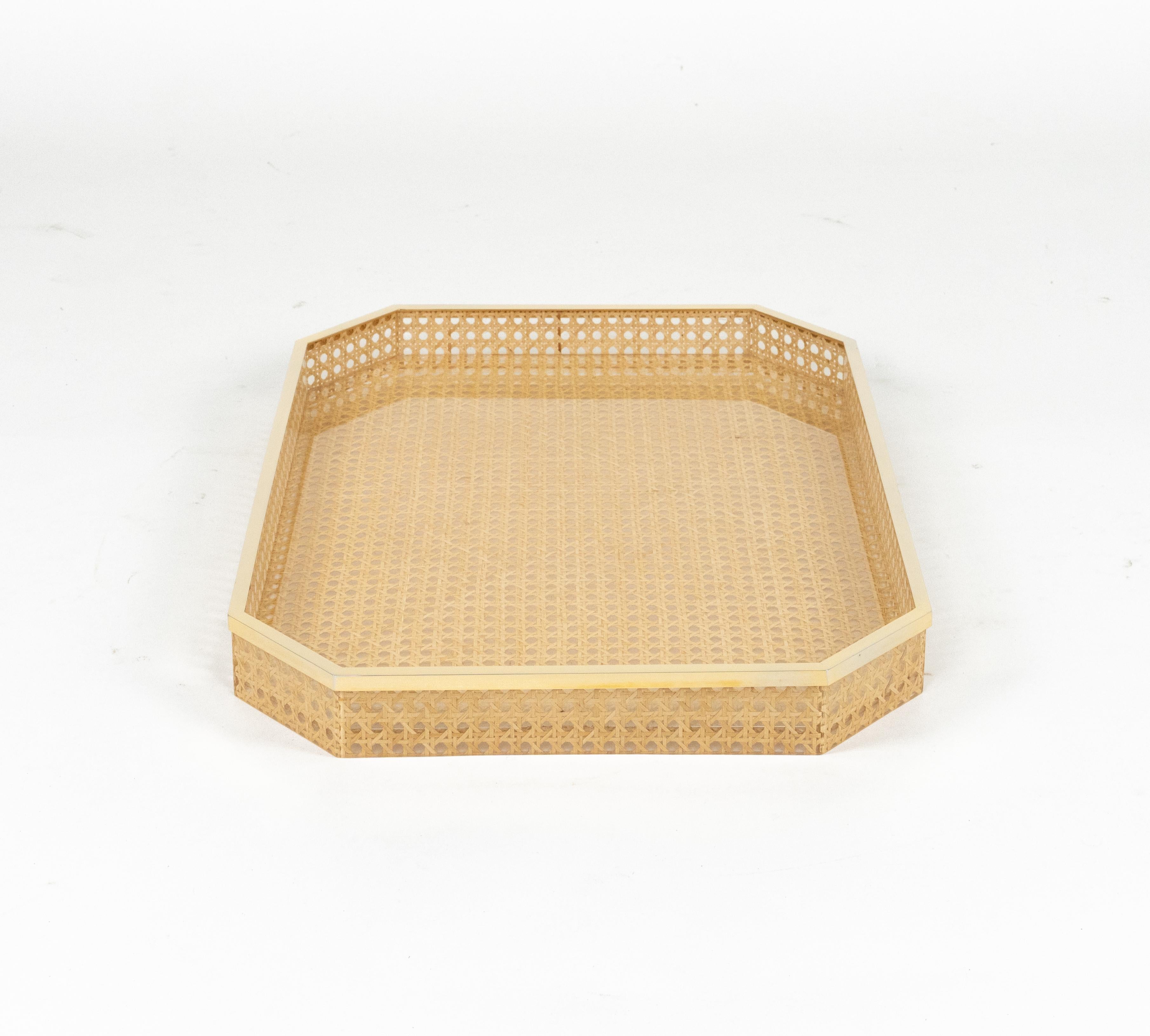 Midcentury Serviertablett Lucite, Rattan & Messing Christian Dior Stil, Italien 1970er im Angebot 3