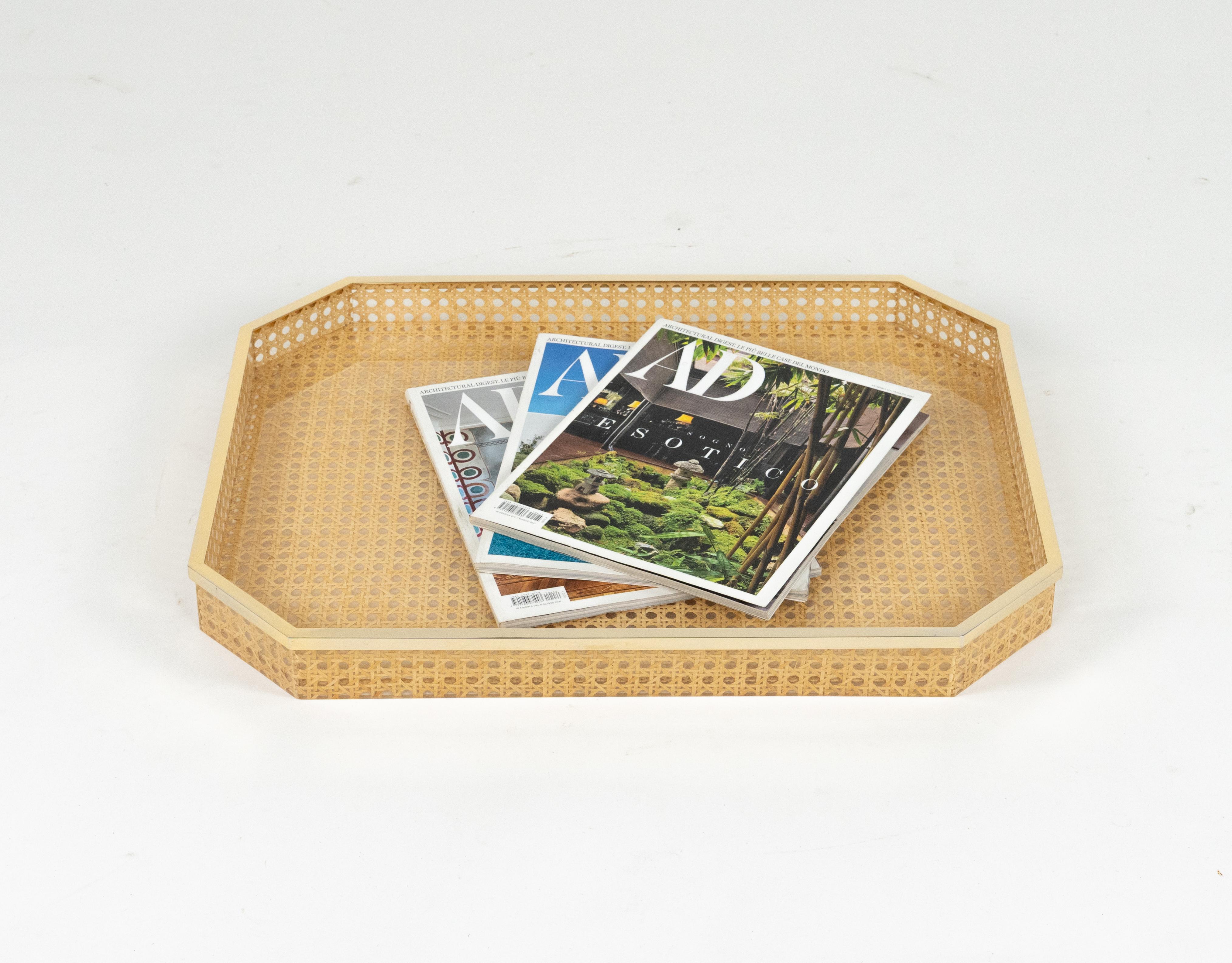 Midcentury Serviertablett Lucite, Rattan & Messing Christian Dior Stil, Italien 1970er im Angebot 4