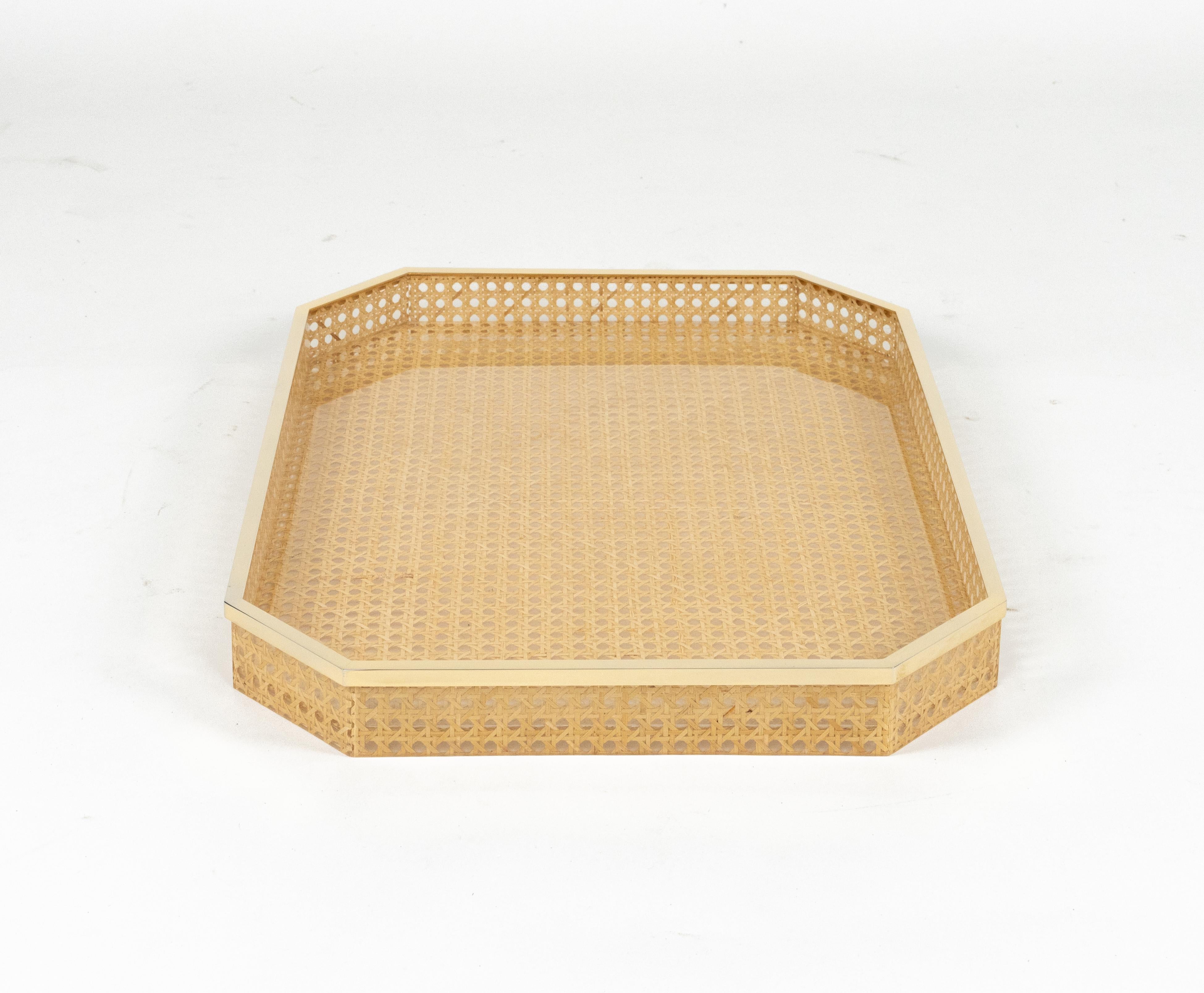 Midcentury Serviertablett Lucite, Rattan & Messing Christian Dior Stil, Italien 1970er im Angebot 5