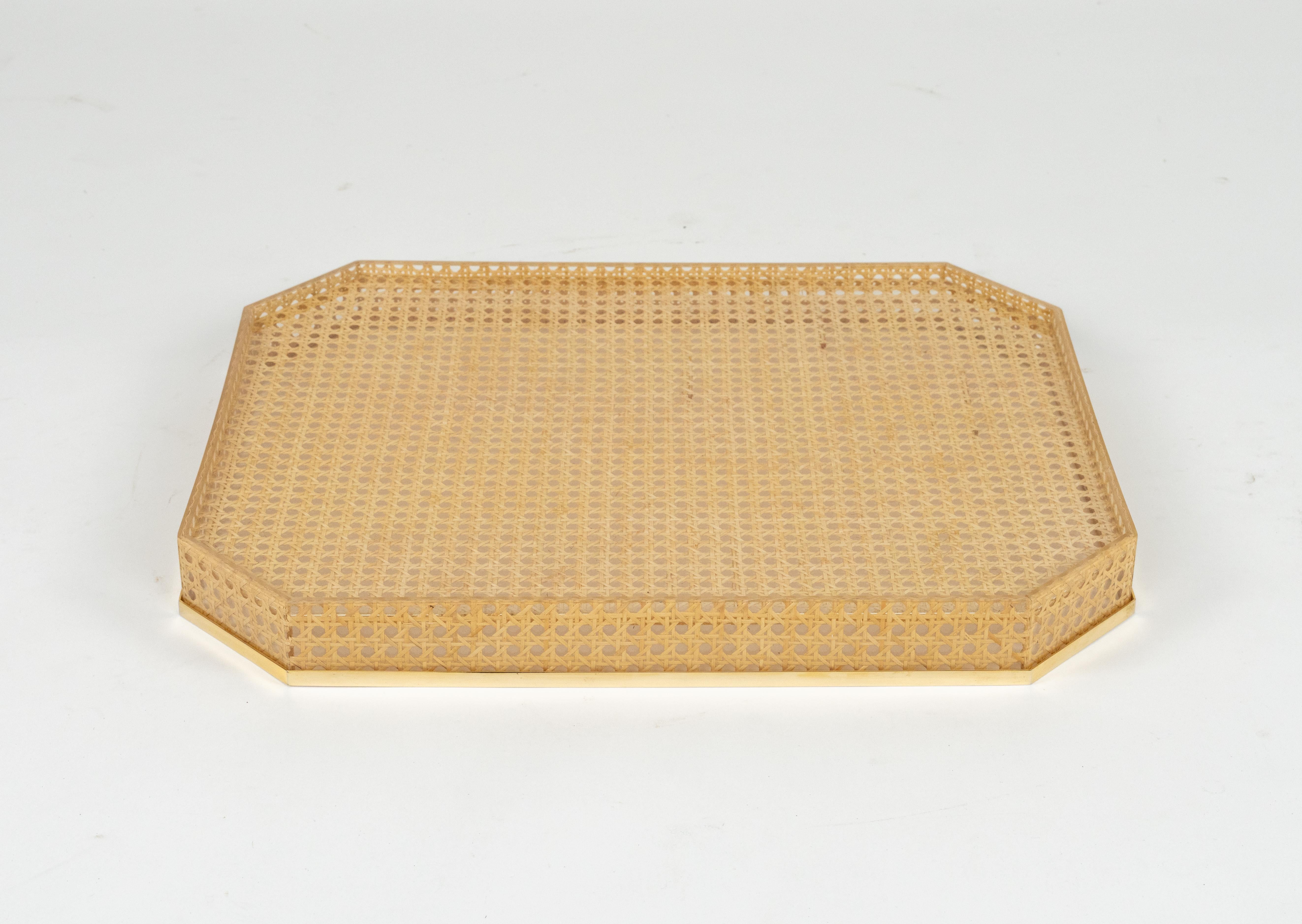 Midcentury Serviertablett Lucite, Rattan & Messing Christian Dior Stil, Italien 1970er im Angebot 7