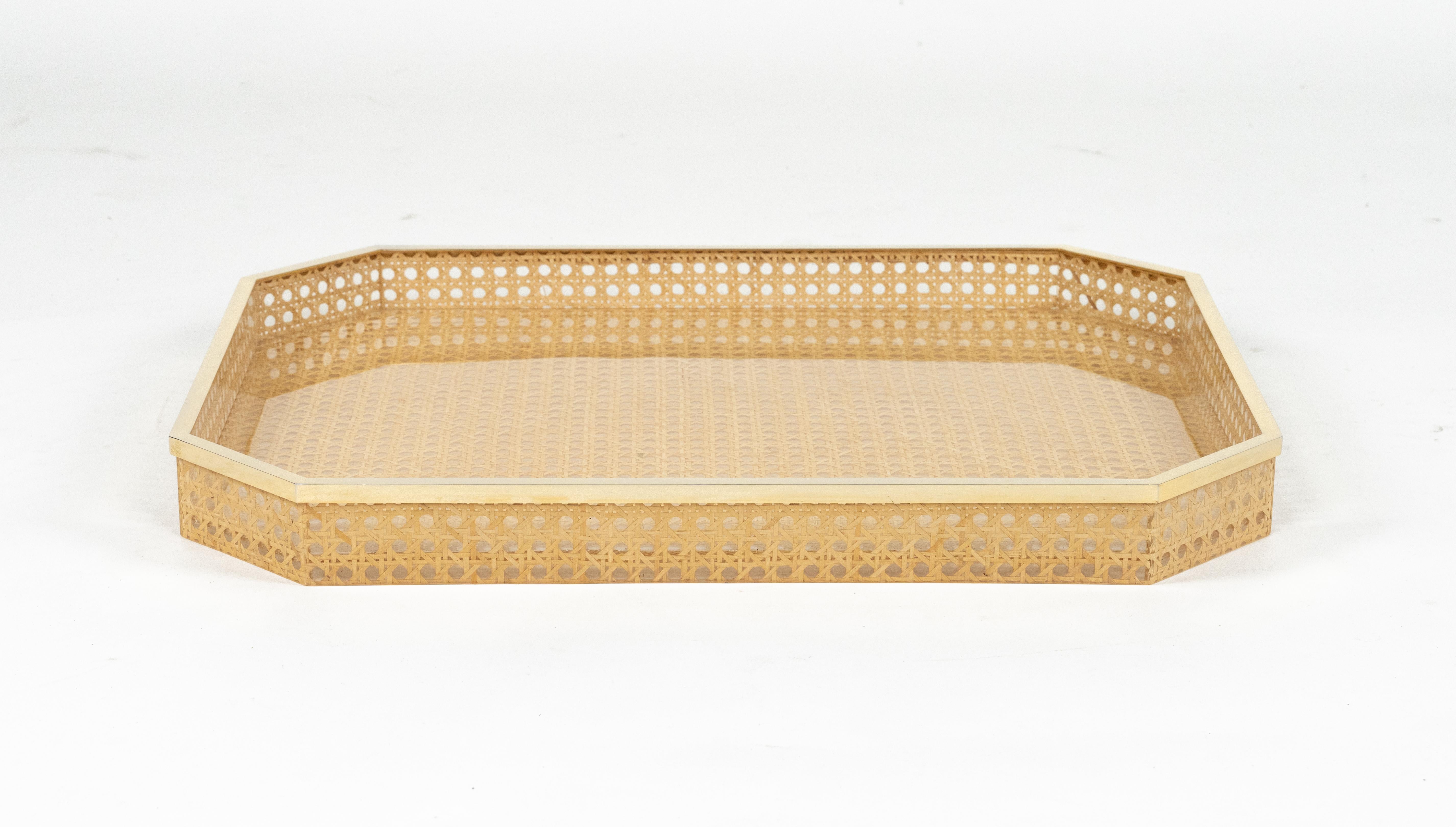 Erstaunliches rechteckiges Serviertablett oder Tafelaufsatz aus Lucite, Rattan und Messing im Stil von Christian Dior Home aus der Mitte des Jahrhunderts.

Hergestellt in Italien in den 1970er Jahren.

Ein tolles Accessoire für jede moderne