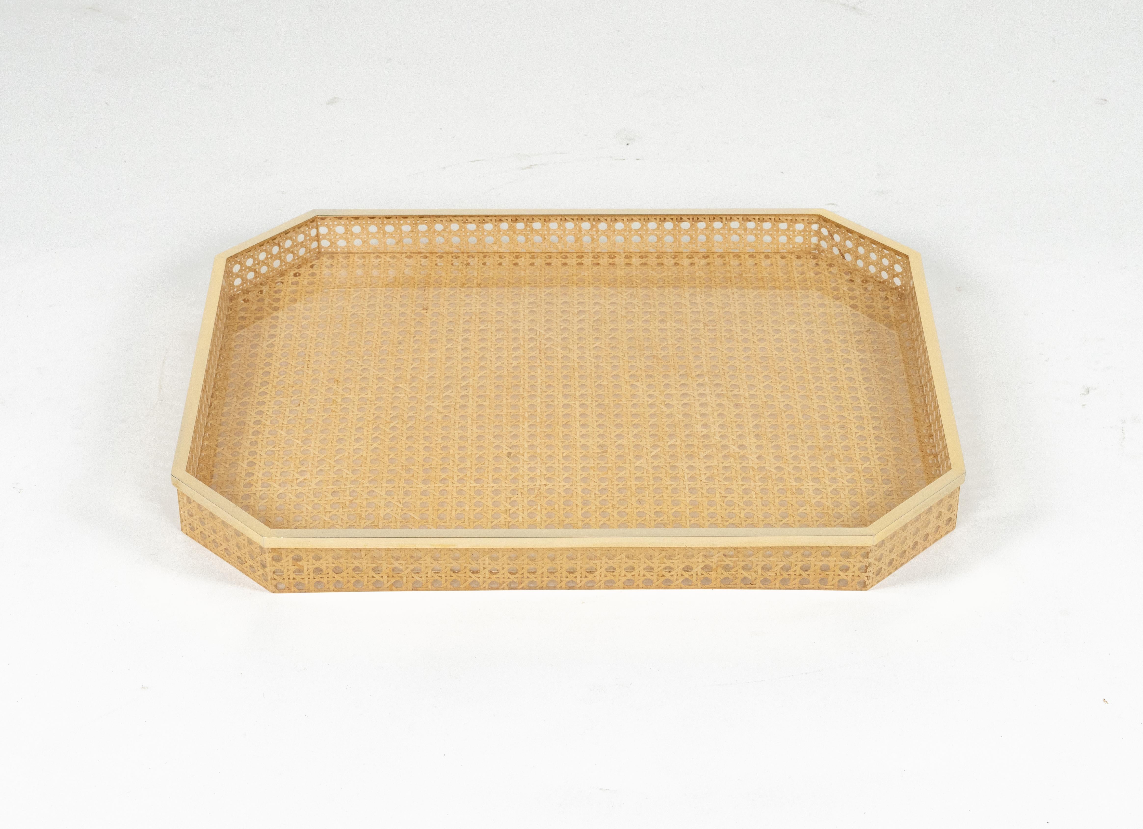 Midcentury Serviertablett Lucite, Rattan & Messing Christian Dior Stil, Italien 1970er (Moderne der Mitte des Jahrhunderts) im Angebot