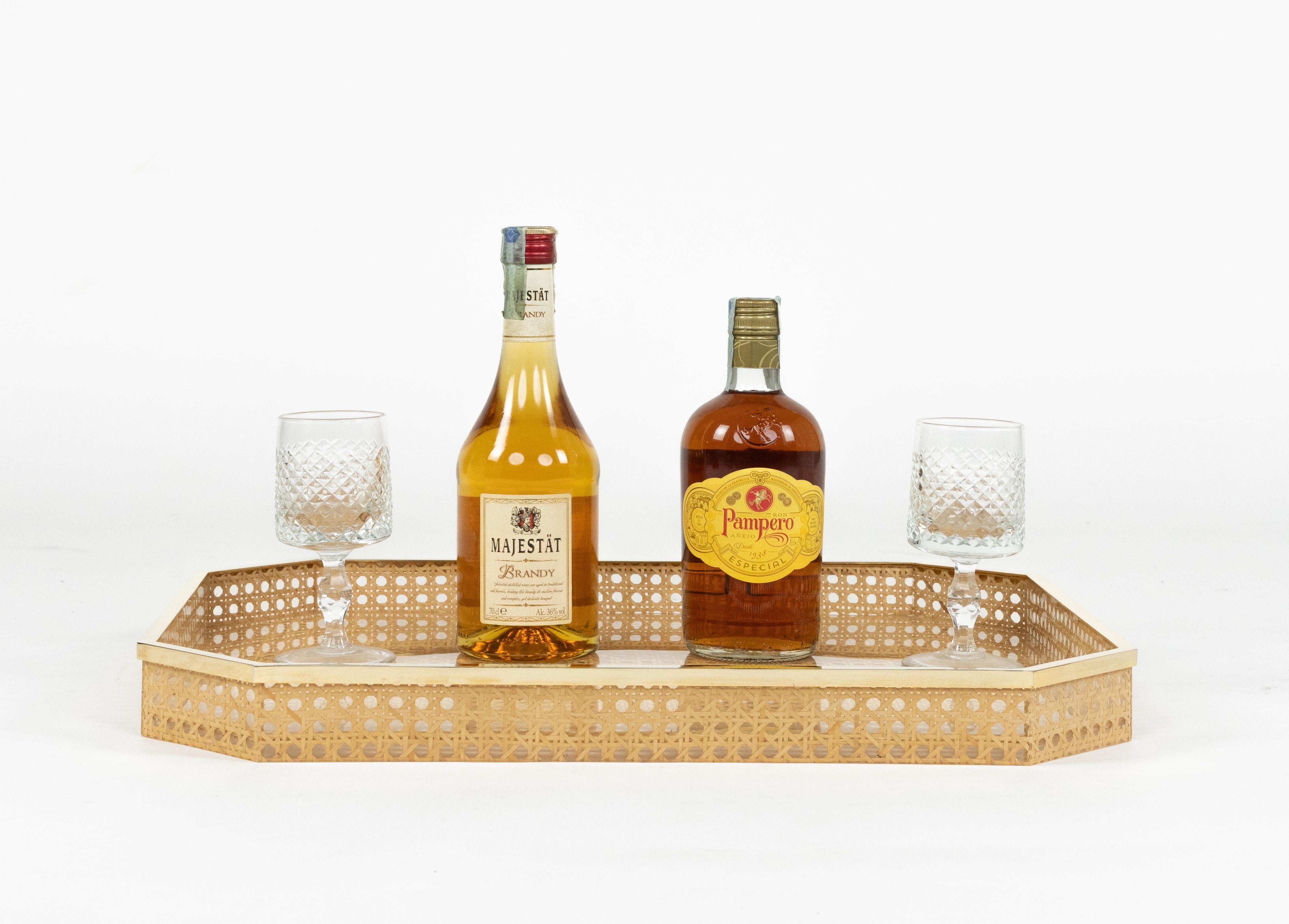 Midcentury Serviertablett Lucite, Rattan & Messing Christian Dior Stil, Italien 1970er (Italienisch) im Angebot