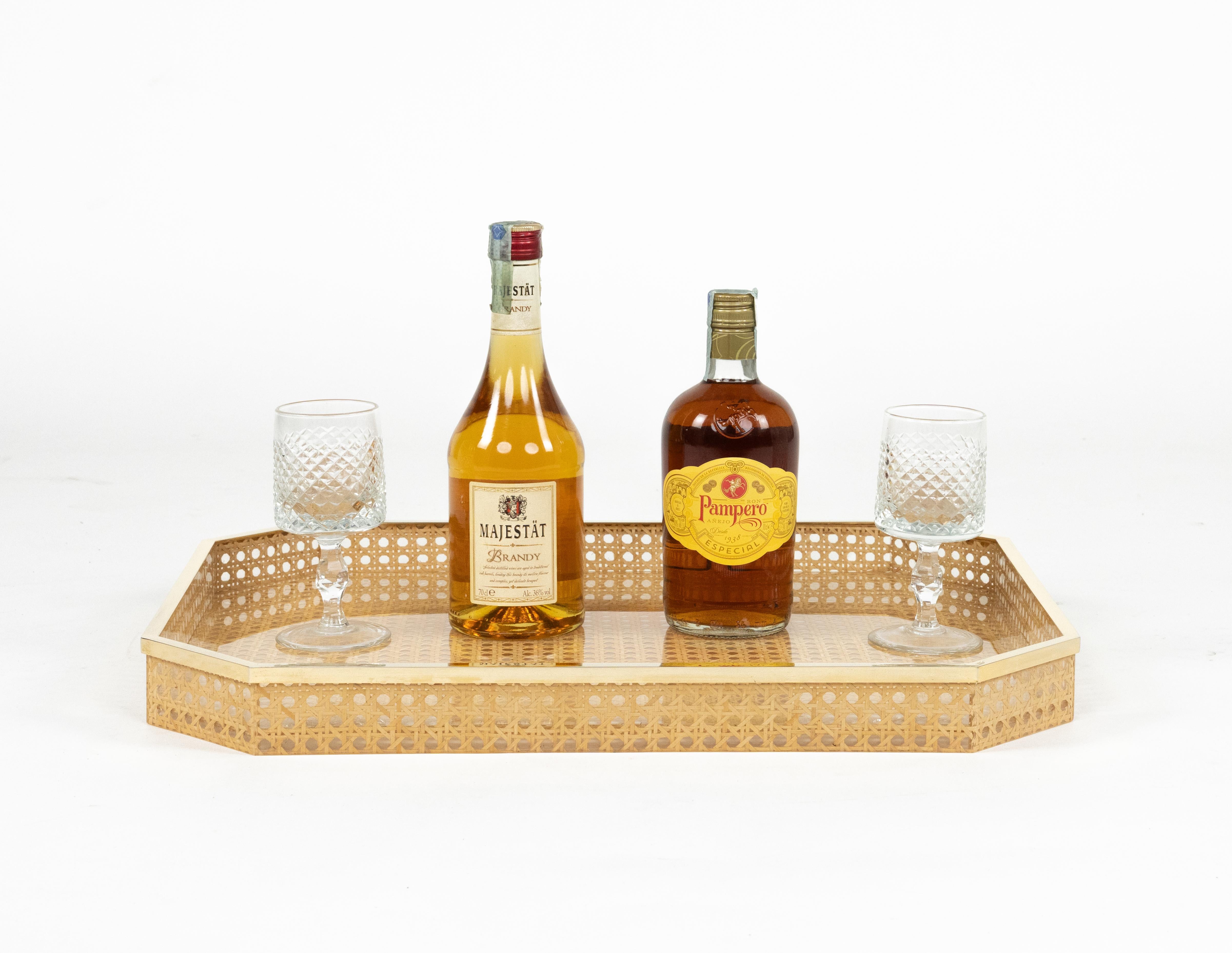 Midcentury Serviertablett Lucite, Rattan & Messing Christian Dior Stil, Italien 1970er im Zustand „Gut“ im Angebot in Rome, IT