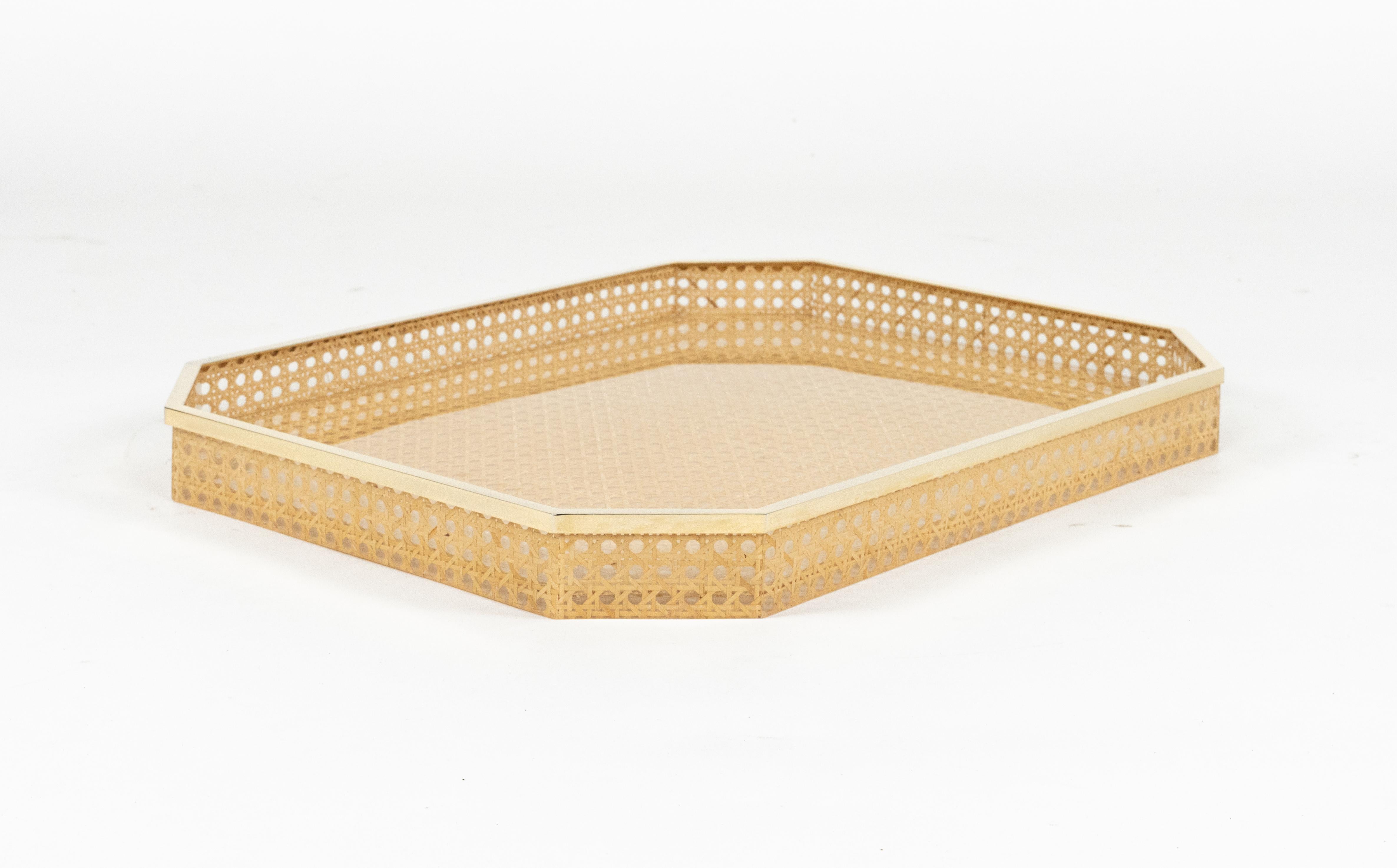 Midcentury Serviertablett Lucite, Rattan & Messing Christian Dior Stil, Italien 1970er (Ende des 20. Jahrhunderts) im Angebot