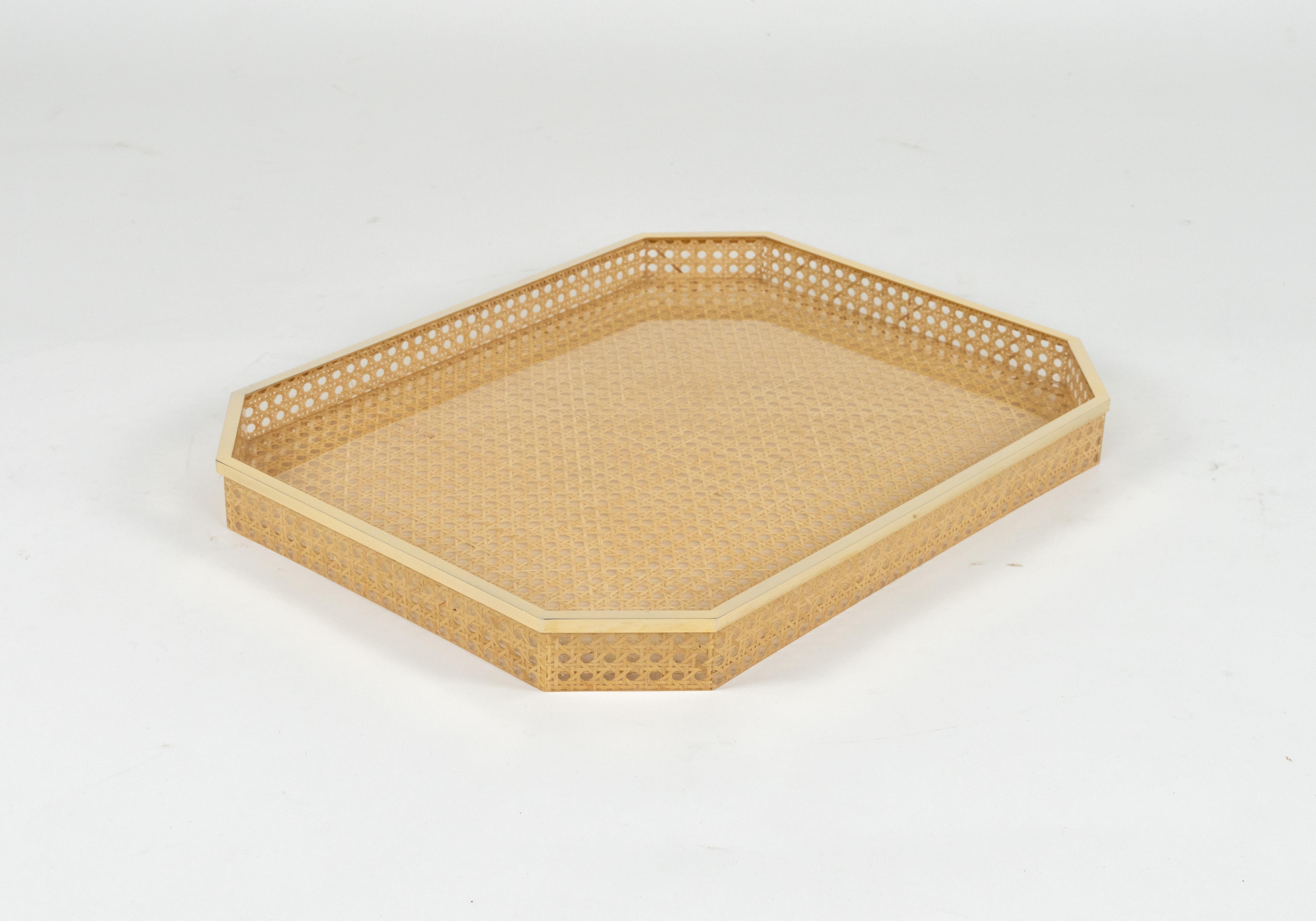 Midcentury Serviertablett Lucite, Rattan & Messing Christian Dior Stil, Italien 1970er (Metall) im Angebot