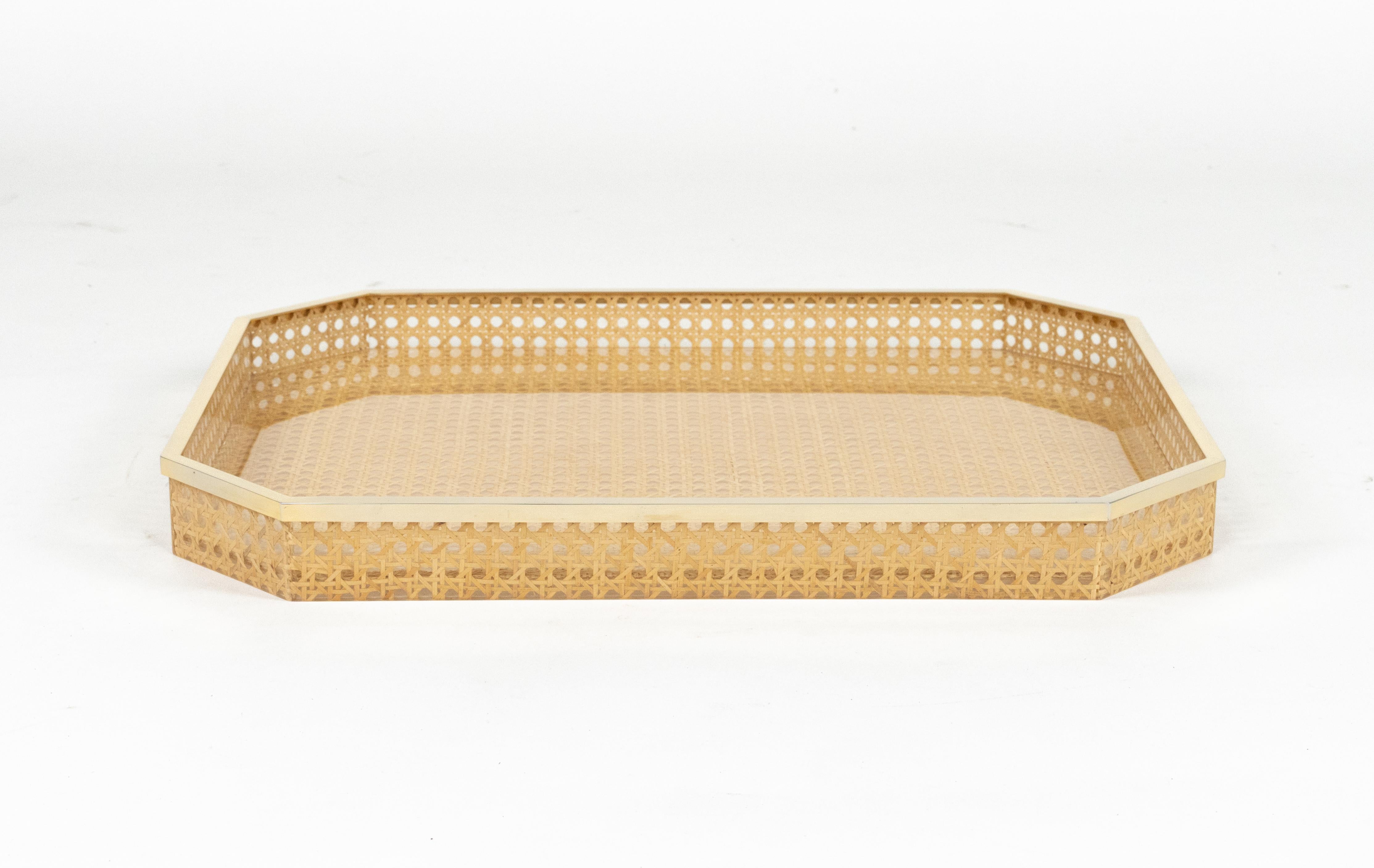 Midcentury Serviertablett Lucite, Rattan & Messing Christian Dior Stil, Italien 1970er im Angebot 1