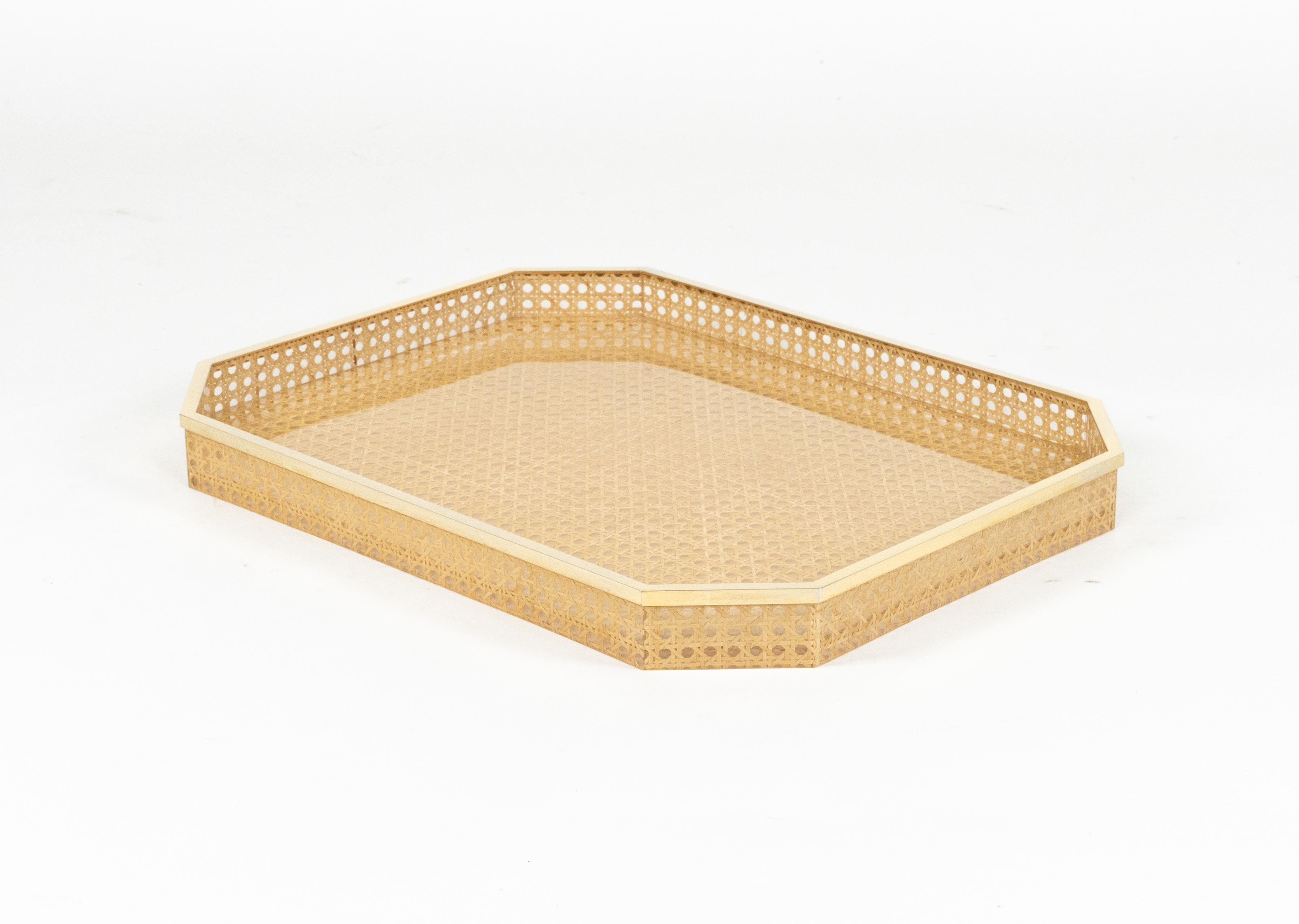 Midcentury Serviertablett Lucite, Rattan & Messing Christian Dior Stil, Italien 1970er im Angebot 2