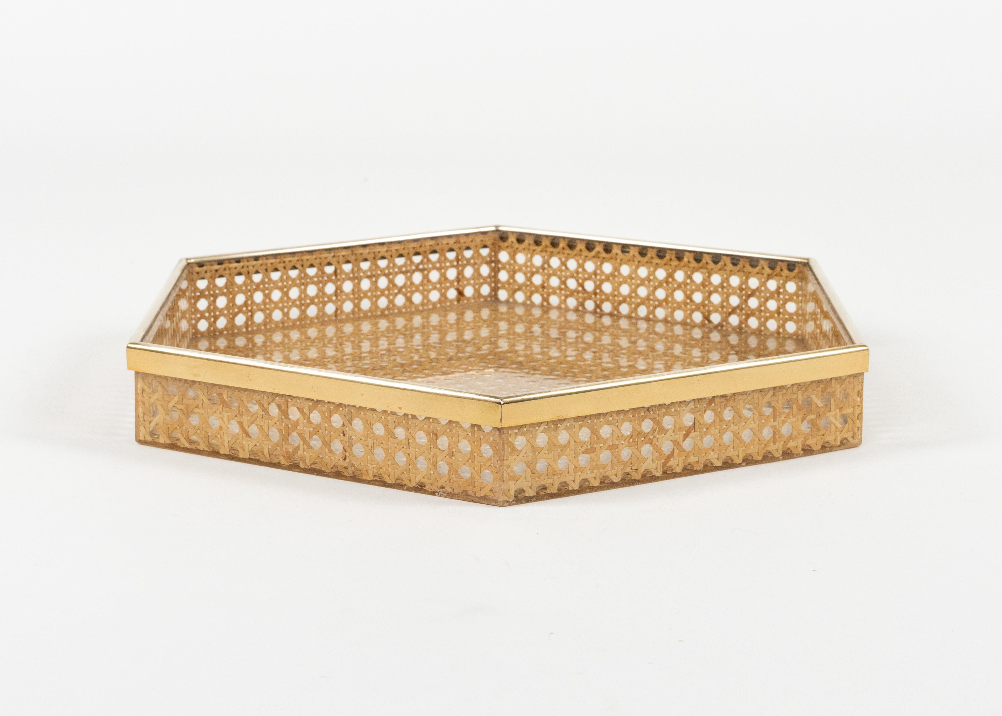 Vassoio da portata del Medioevo in lucite, vimini e ottone in stile Christian Dior, Italia anni '70 in vendita 3