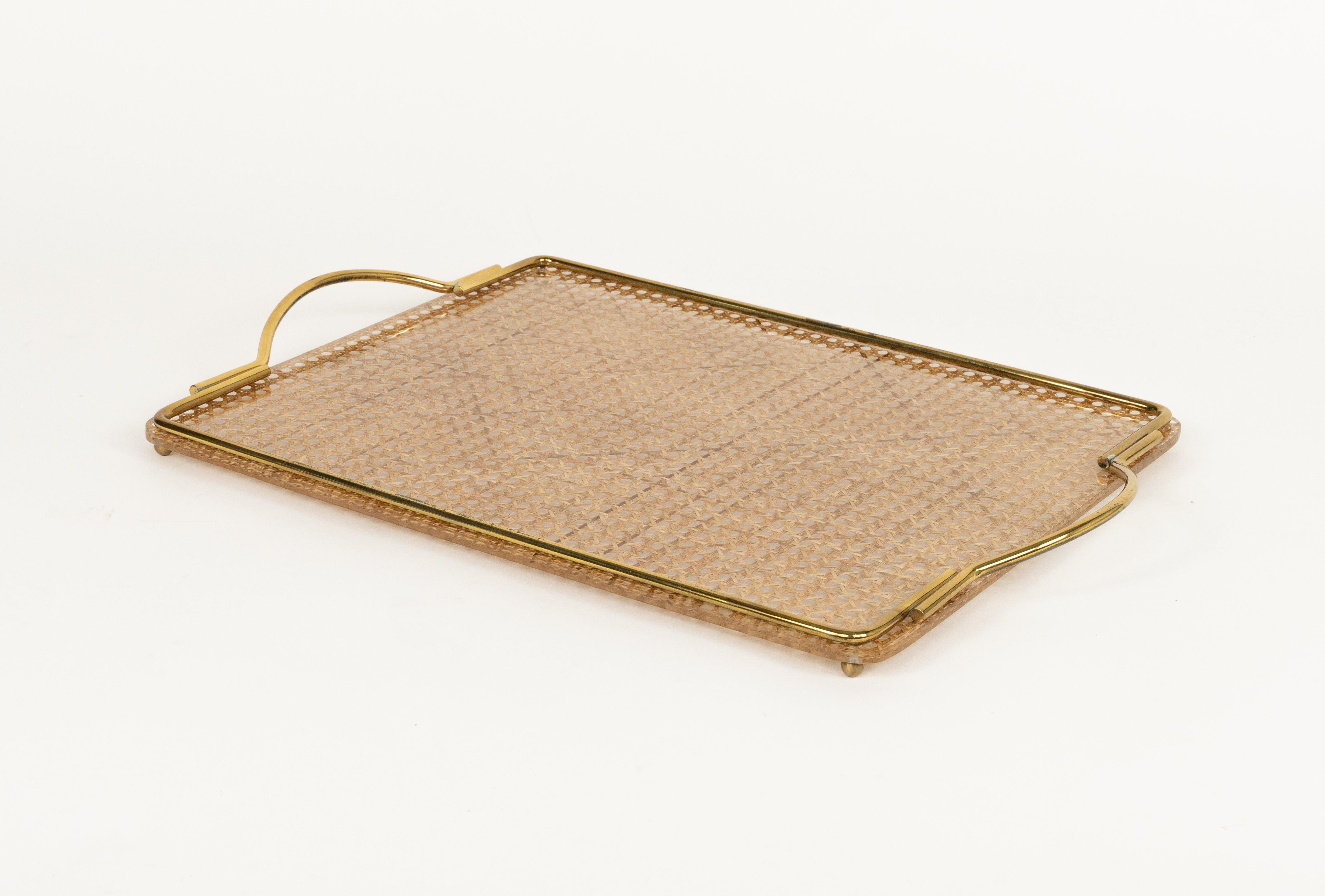 Bandeja de servir de mediados de siglo Lucite, mimbre y latón Estilo Christian Dior, Italia Años 70 en venta 3
