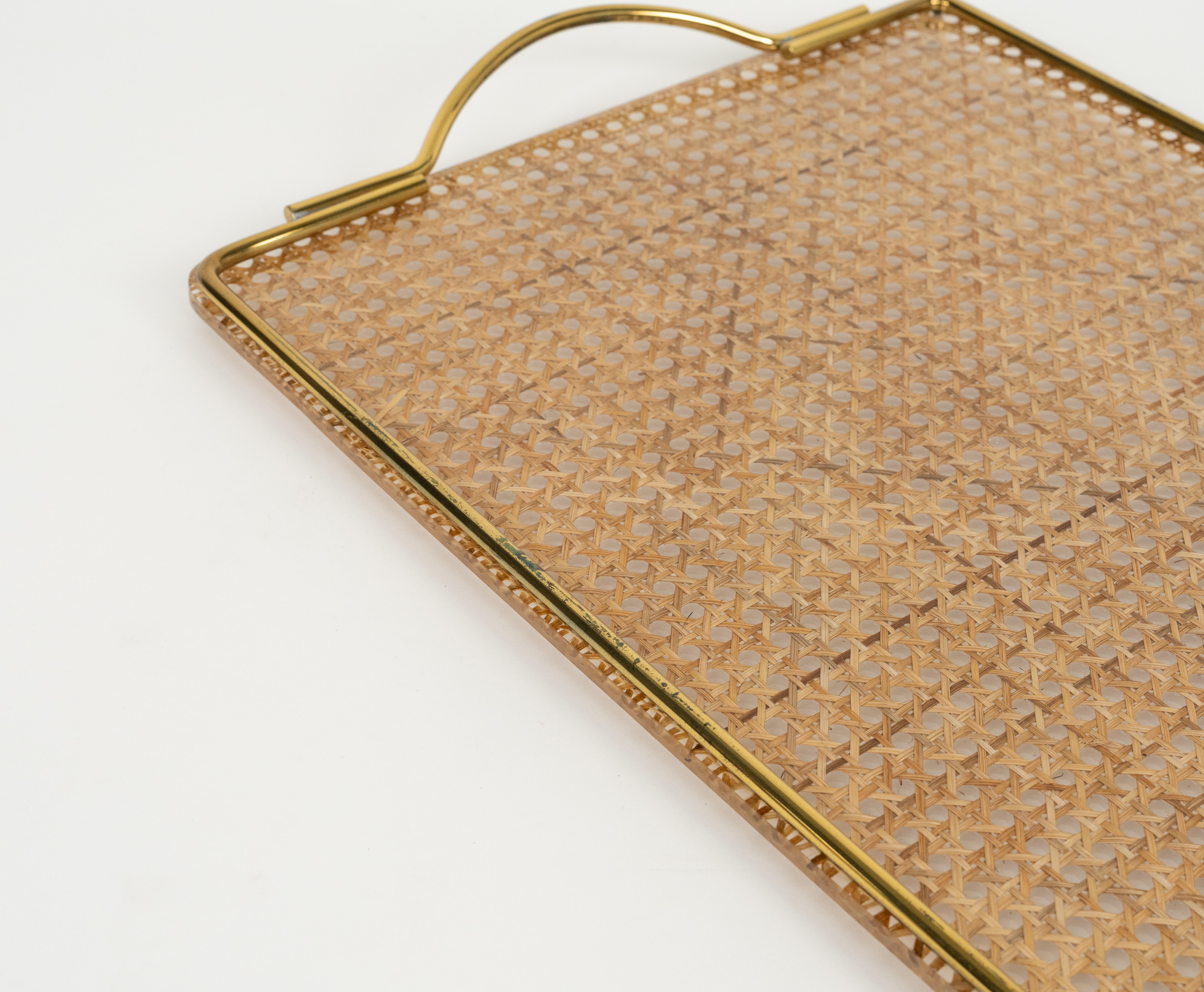 Bandeja de servir de mediados de siglo Lucite, mimbre y latón Estilo Christian Dior, Italia Años 70 en venta 4