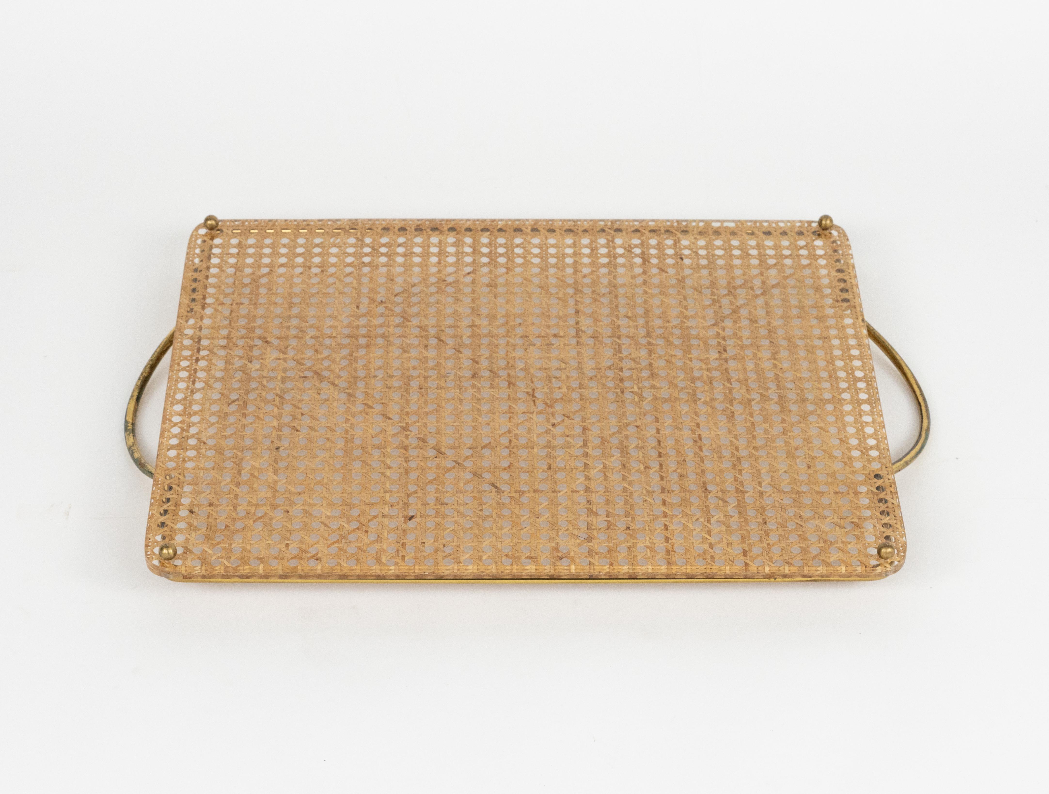 Bandeja de servir de mediados de siglo Lucite, mimbre y latón Estilo Christian Dior, Italia Años 70 en venta 5