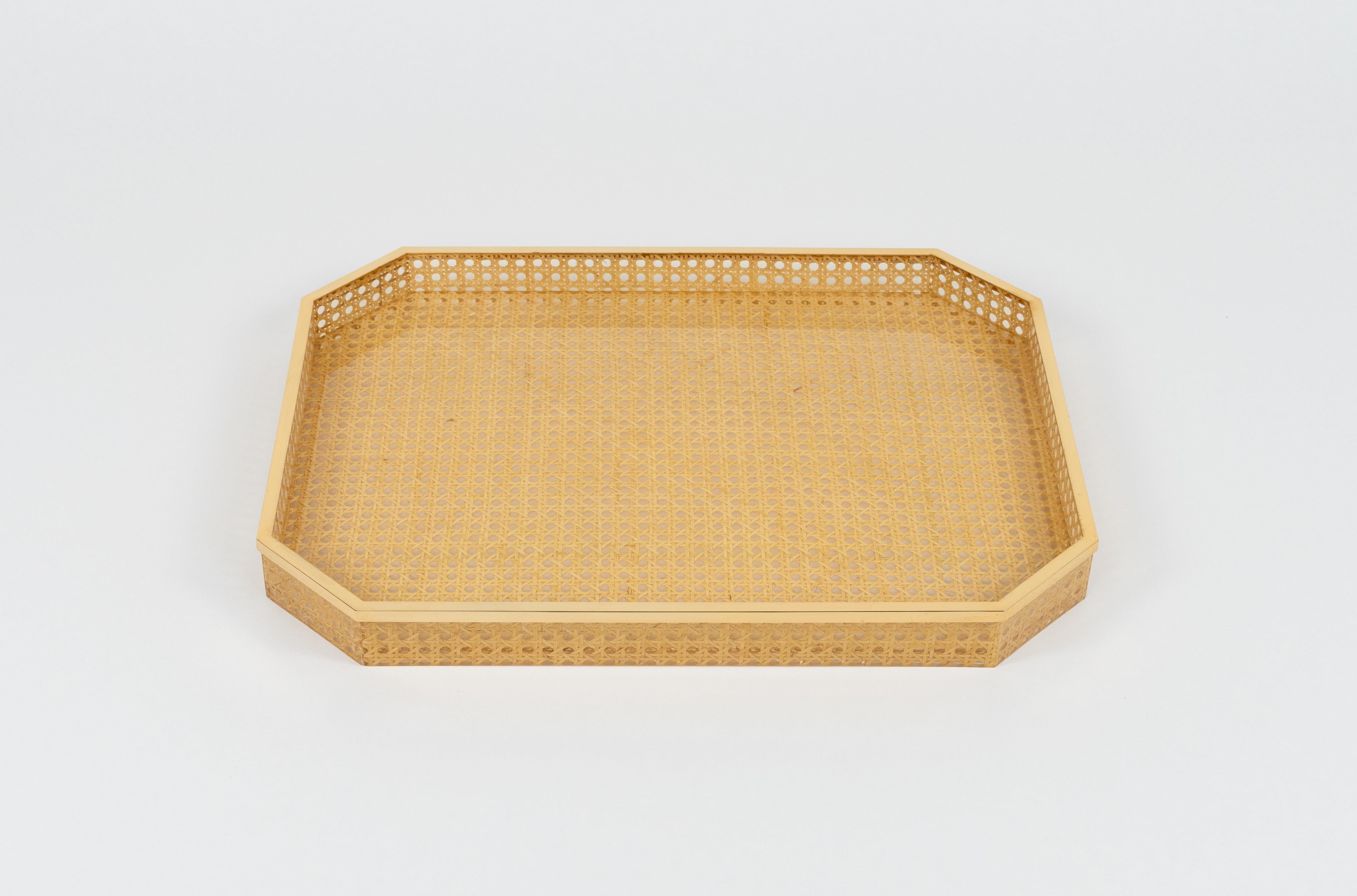 Etonnant plateau de service rectangulaire ou centre de table en lucite, osier et laiton dans le style de Christian Dior Home.

Fabriqué en Italie dans les années 1970.

Excellent accessoire pour tout intérieur moderne.