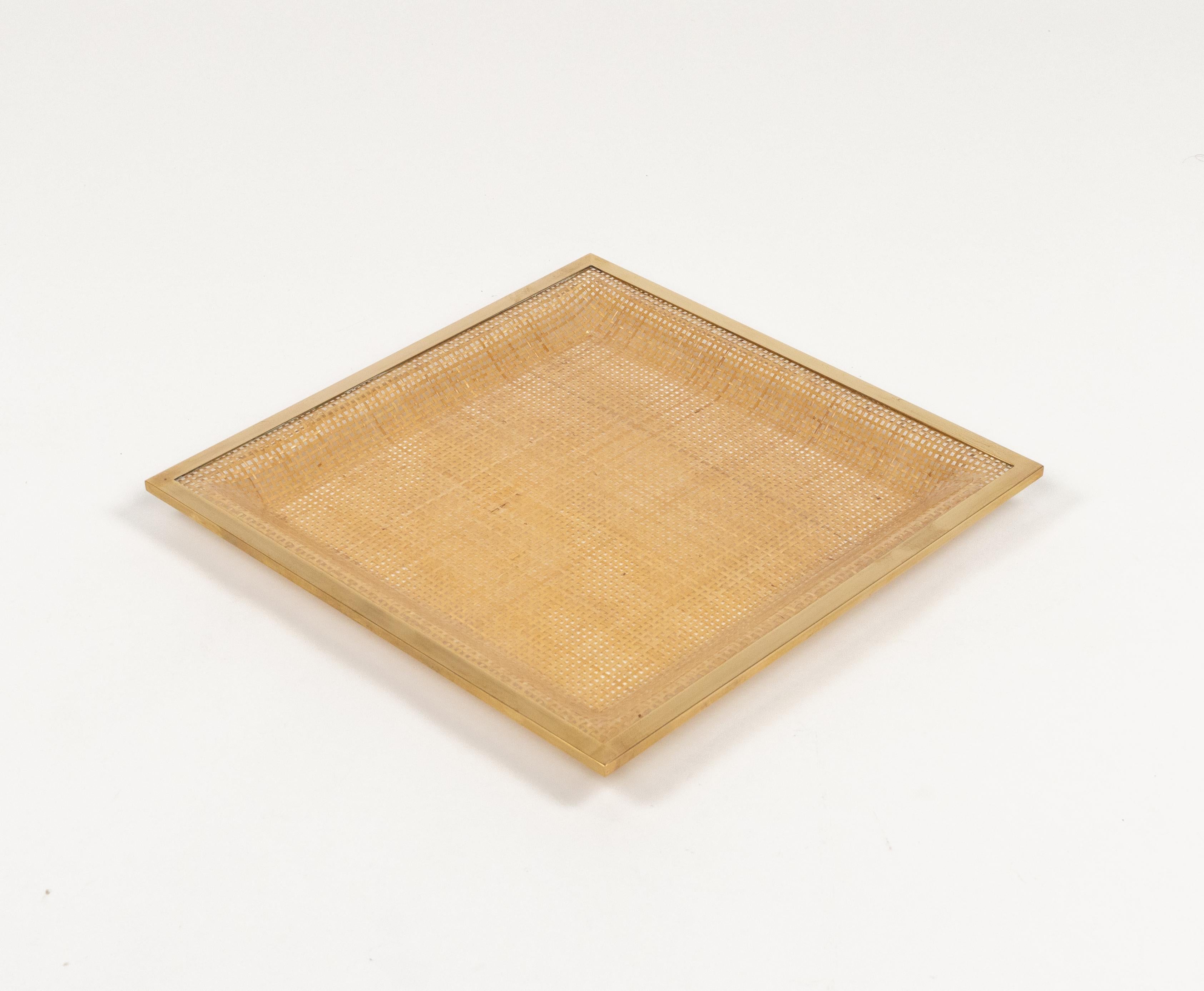 Erstaunliches quadratisches Serviertablett oder Tafelaufsatz aus Lucite, Weide und Messing im Stil von Christian Dior Home aus der Mitte des Jahrhunderts.   

Hergestellt in Italien in den 1970er Jahren.   

Ein tolles Accessoire für jede moderne