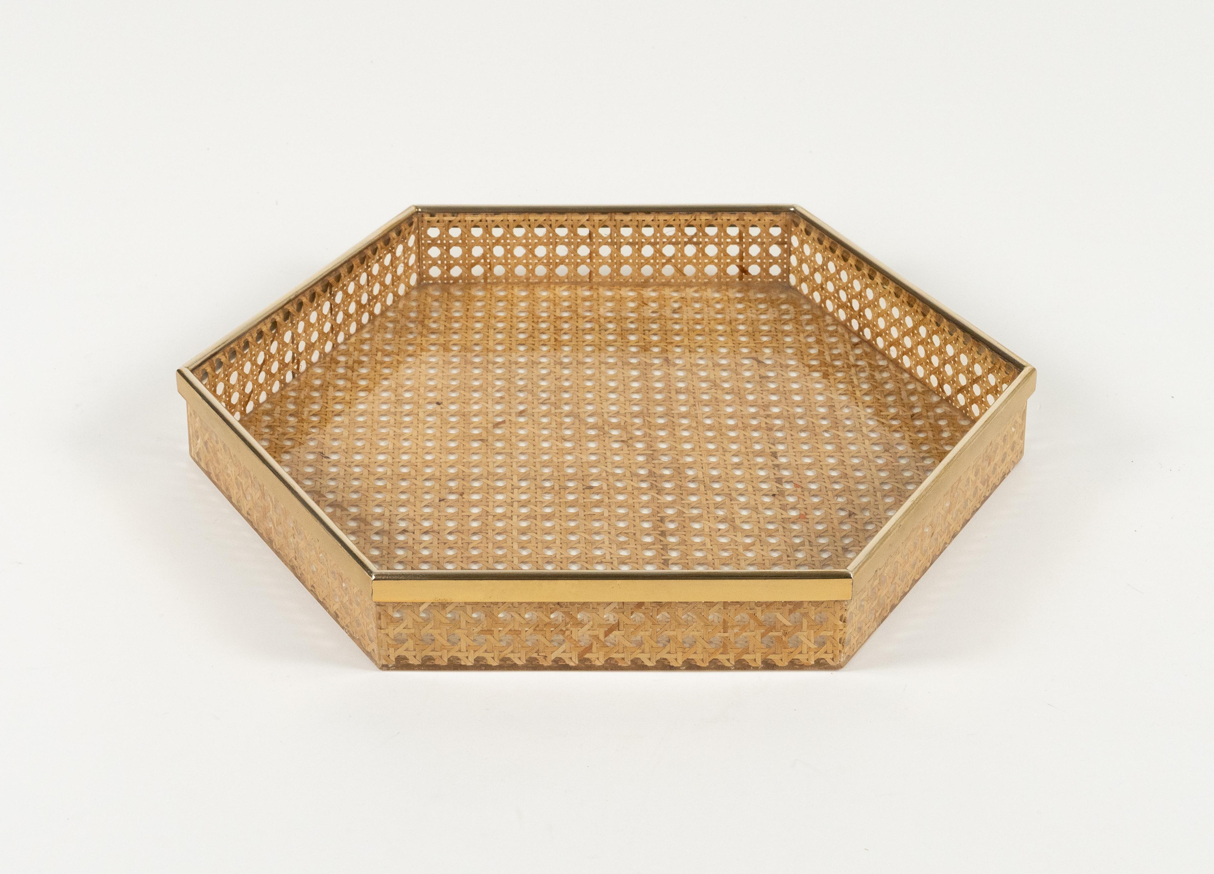 Vassoio da portata o centrotavola esagonale in lucite, vimini e ottone nello stile di Christian Dior Home.   

Realizzato in Italia negli anni '70.   

Ottimo accessorio per qualsiasi interno moderno.
